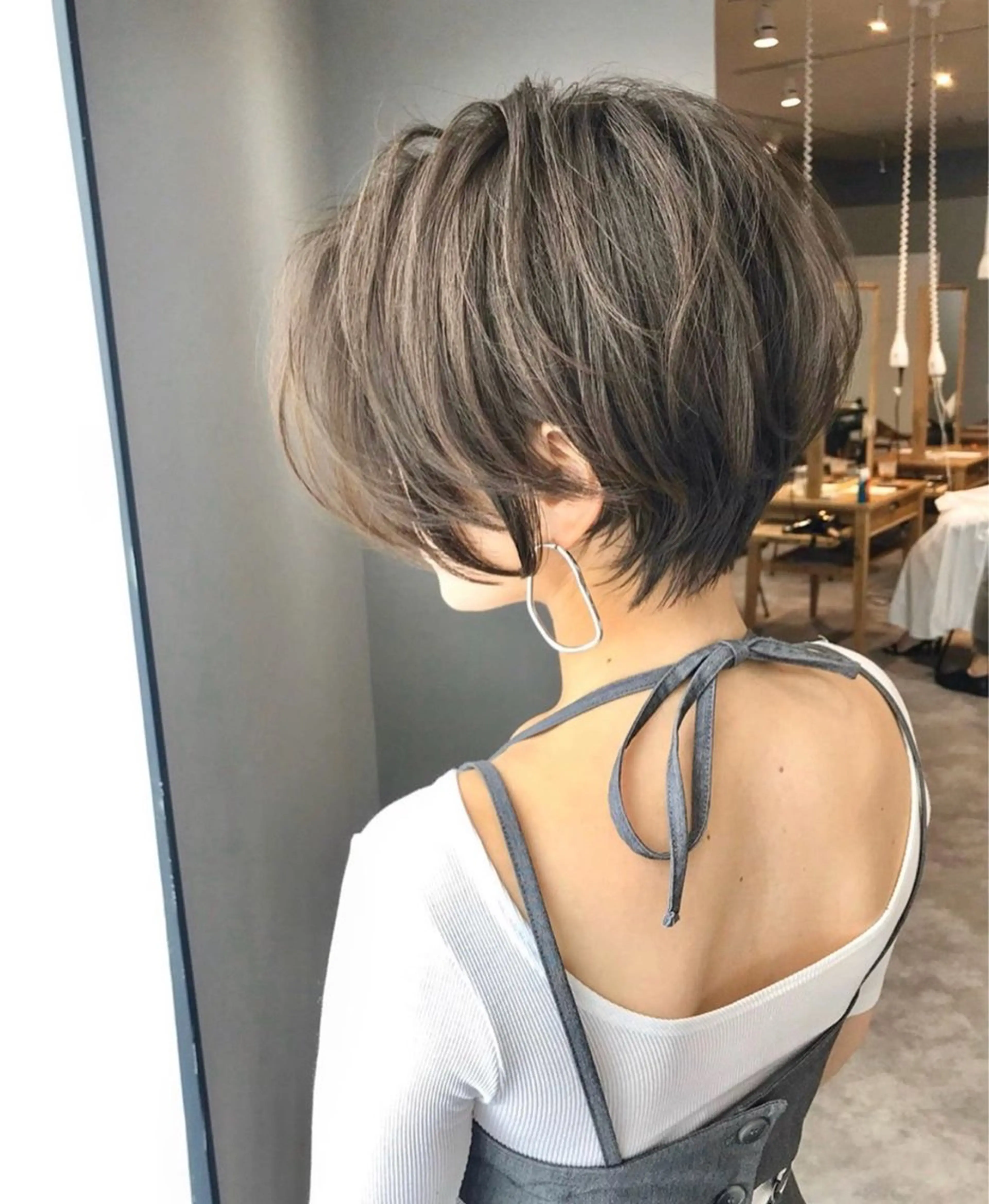ショート コウ チホウのヘアスタイル
