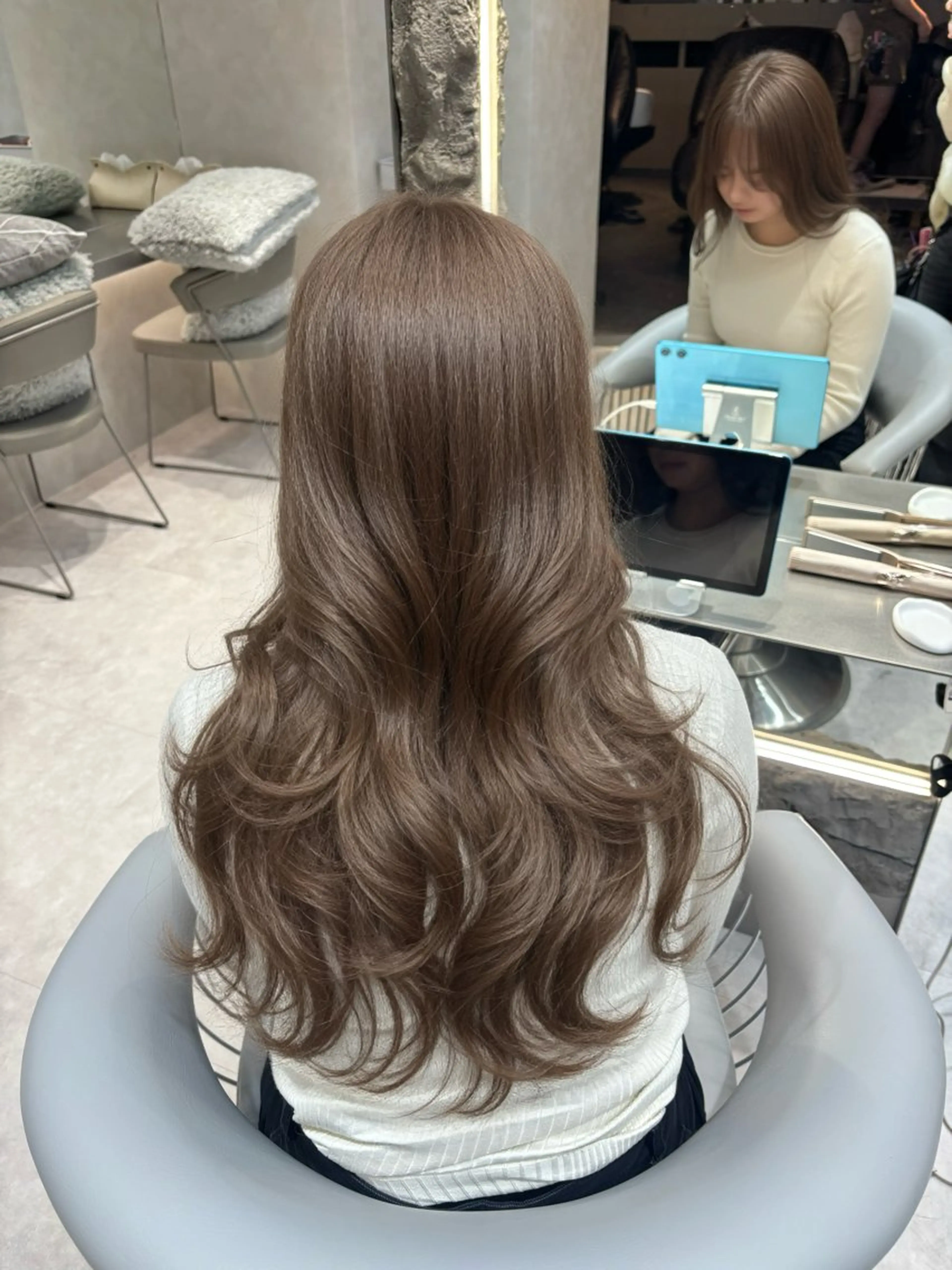 ロング 顔まわりレイヤー 顔周りカット ハイレイヤー レイヤーカット ローレイヤー カット ヘアカラー MOMOHA/ 🍑レイヤーカットのヘアスタイル