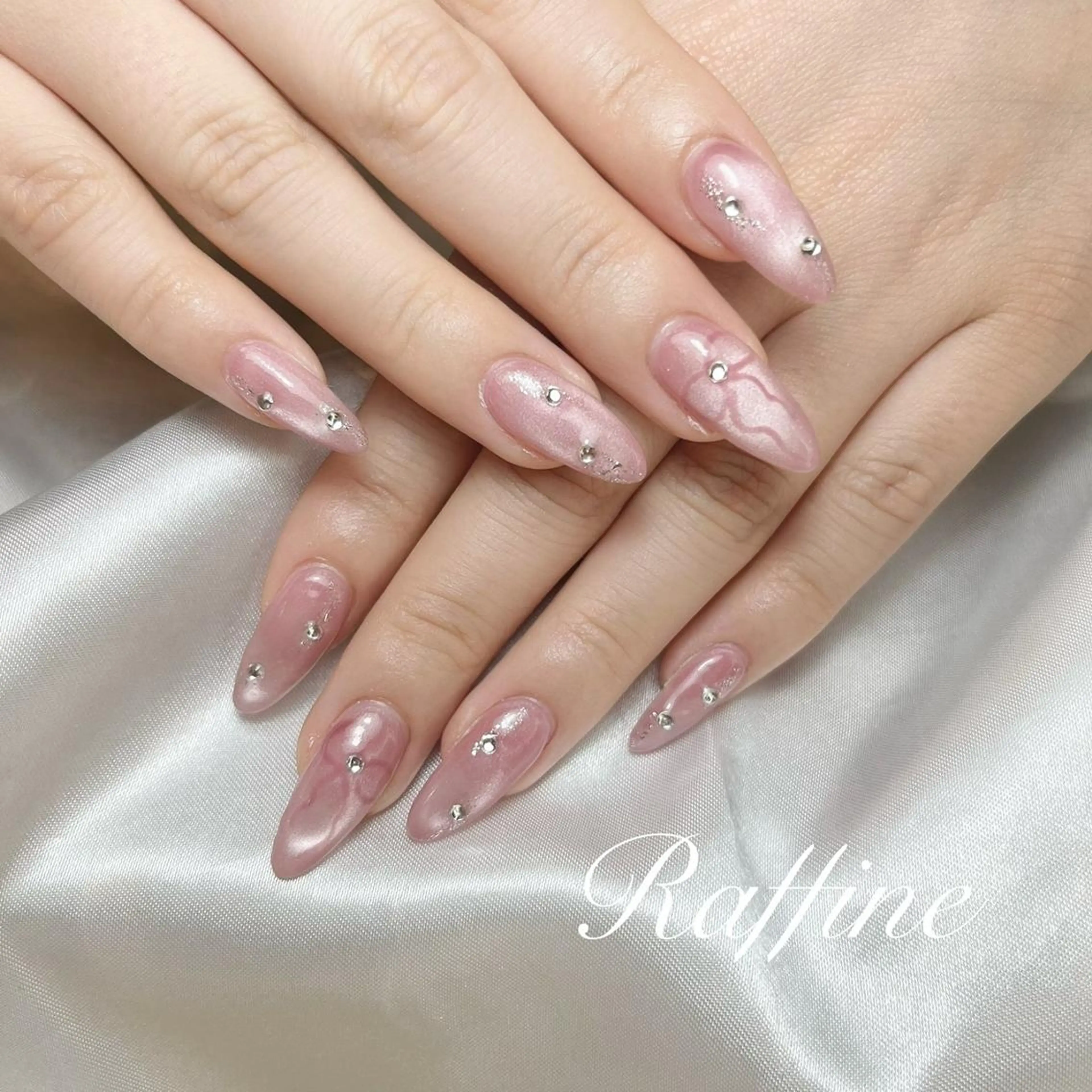 ネイル ハンドネイル RAFFINE 月🦋🩵のネイルデザイン