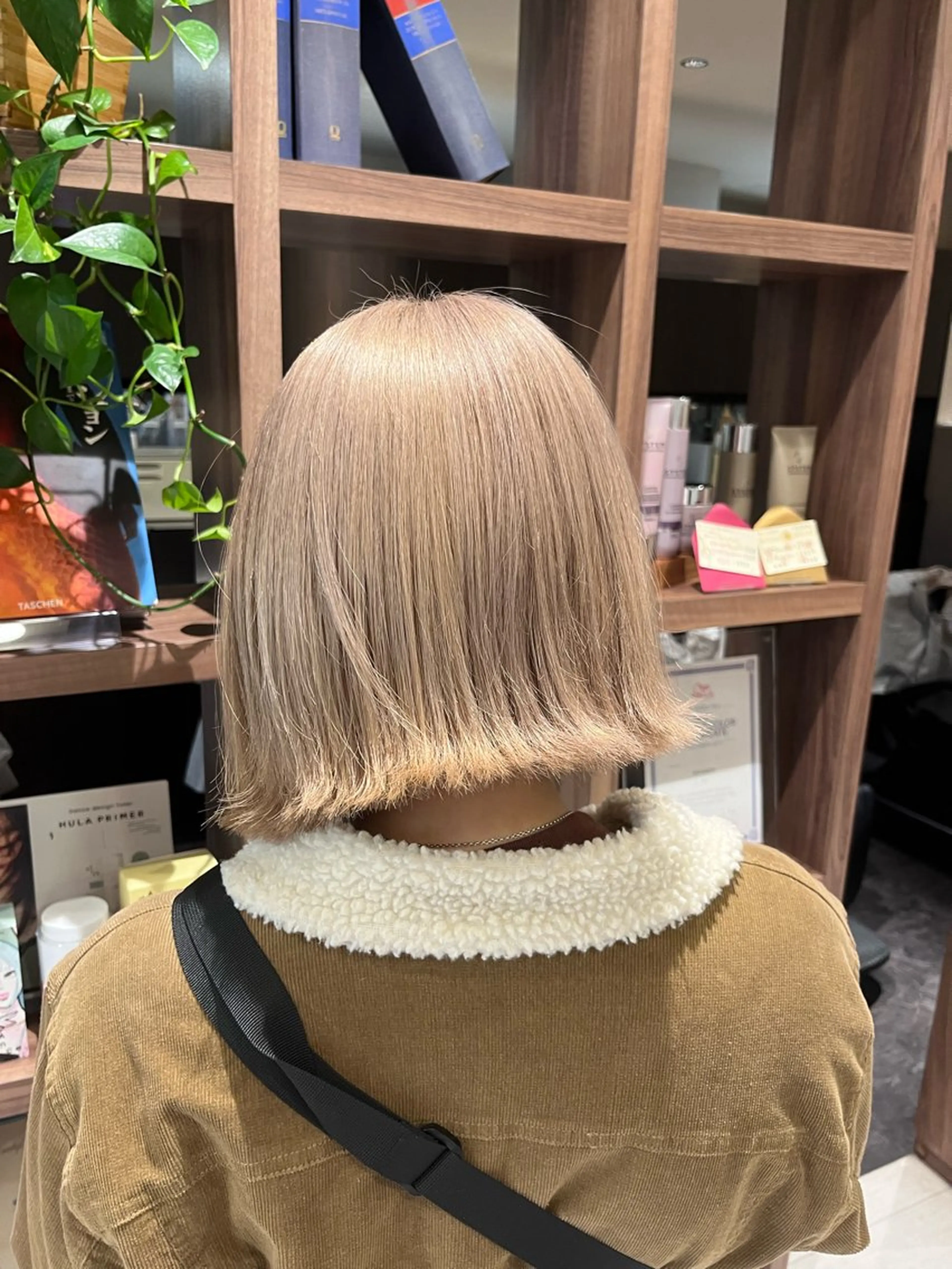 ミディアム カラー ベージュカラー ブリーチ ホワイトベージュ ボブ dogstar小林諒 レイヤー/パーマのヘアスタイル