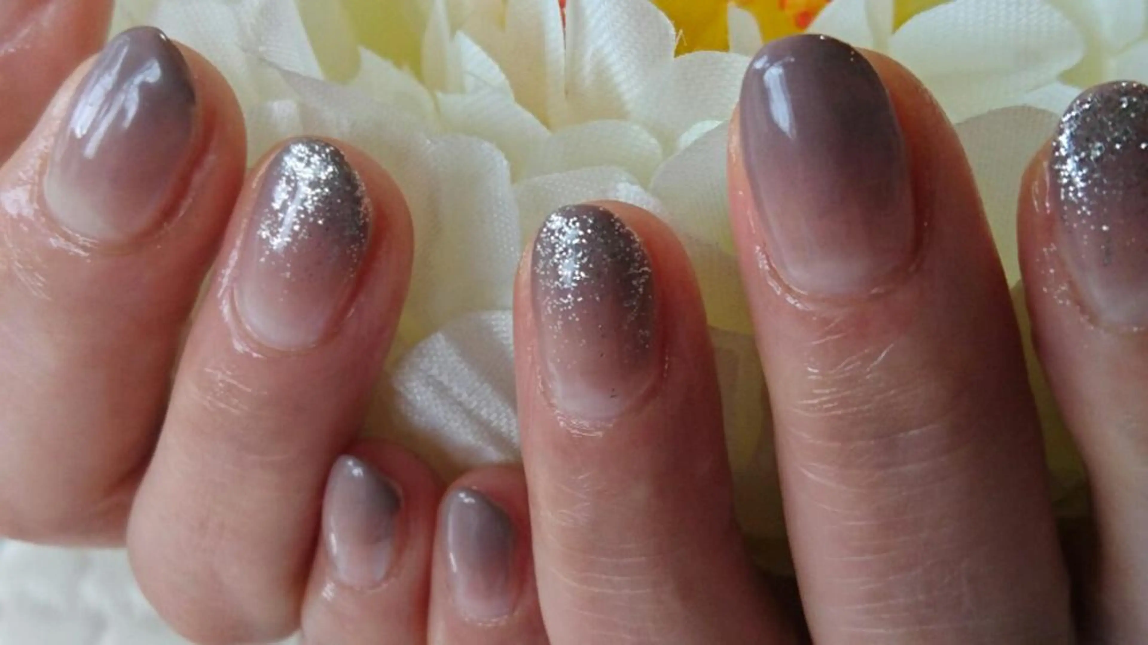 ネイル グラデーション ラメ(グリッター) ネイルサロンラウンドトリップ所属・石江 実希のネイルデザイン