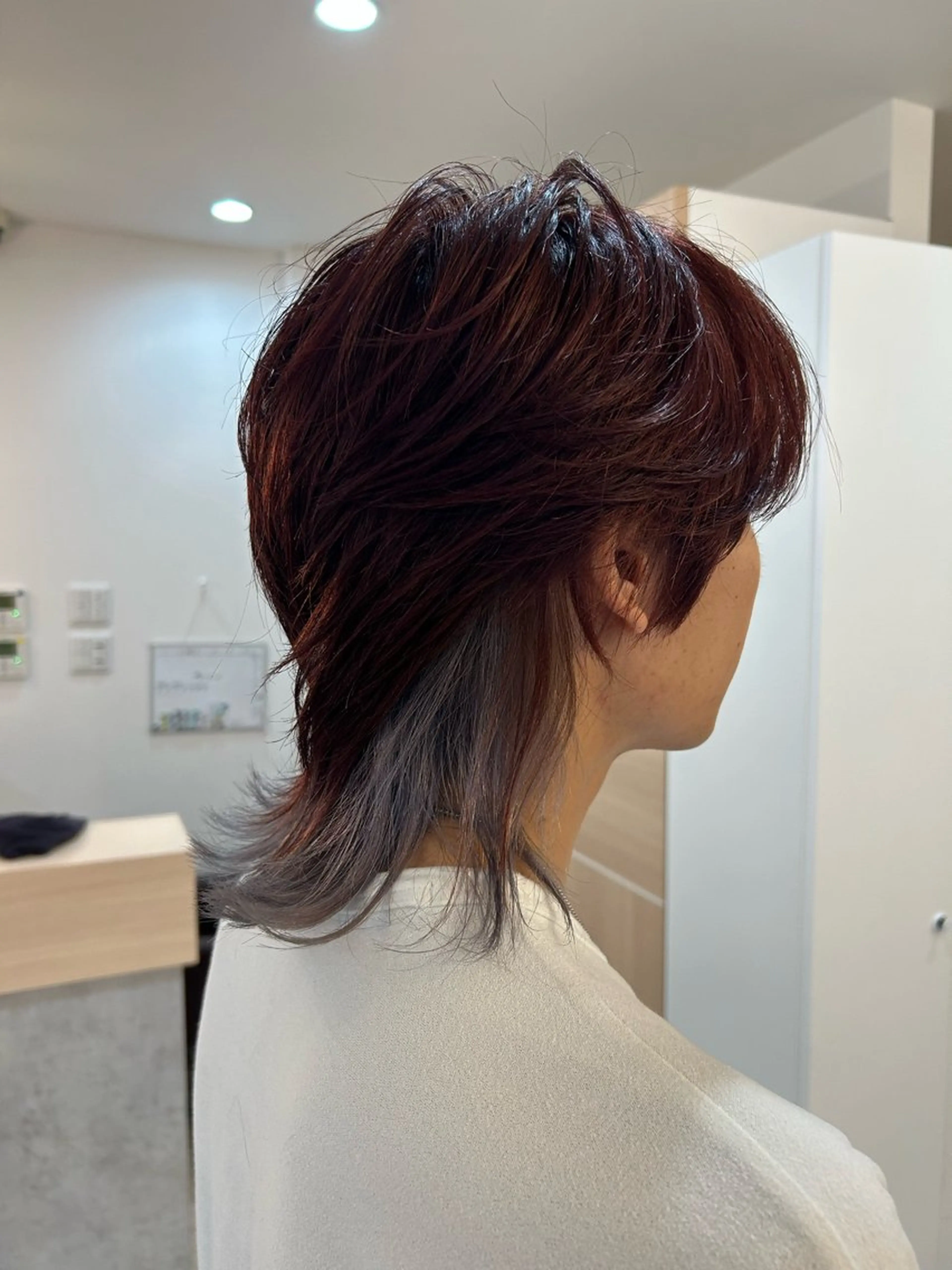 ミディアム カラー メンズ メンズウルフカット シルバー レイヤーカット ウルフカット カット ヘアカラー メンズ／韓国レイヤー 石田晶人のヘアスタイル