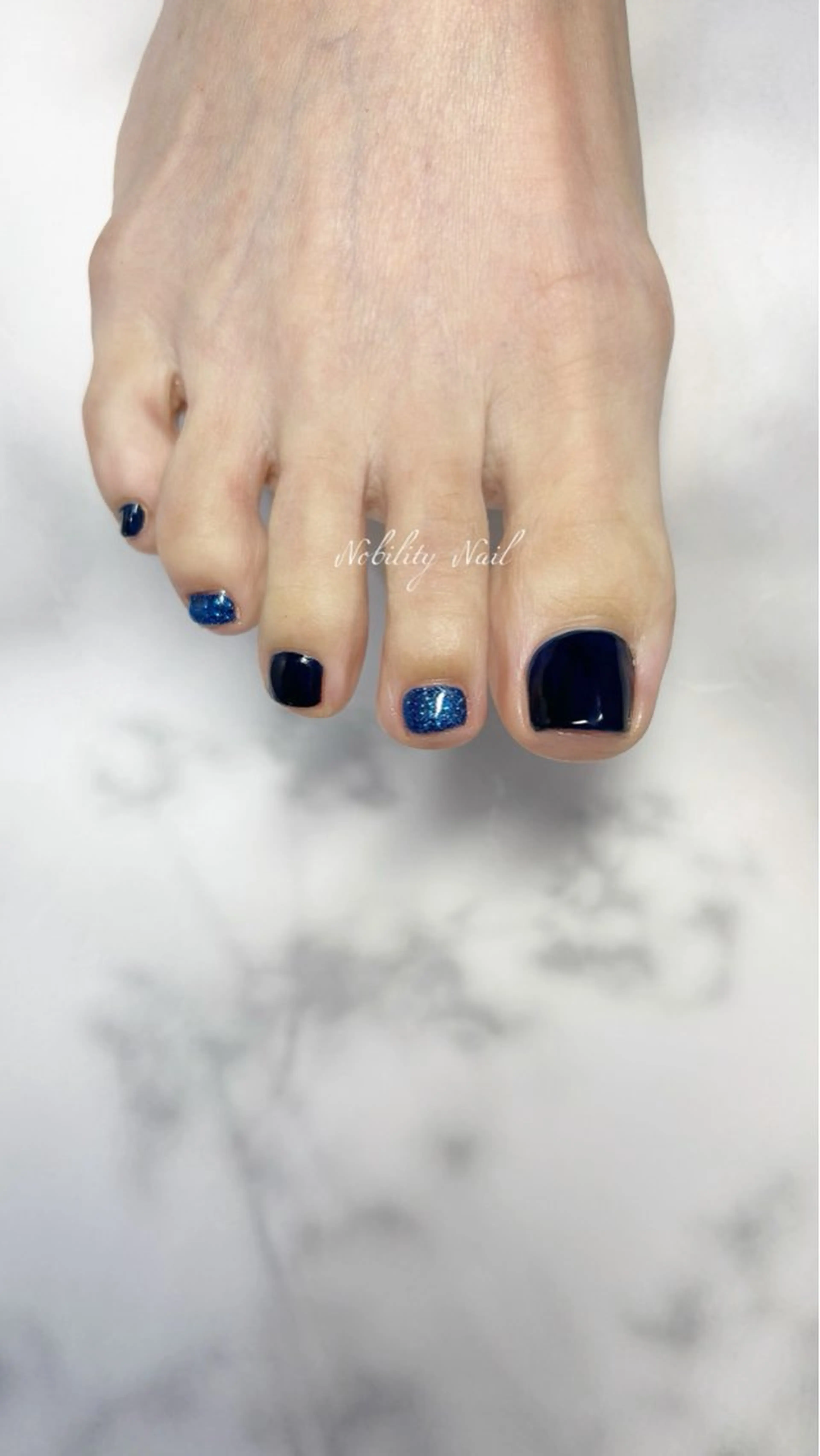 ネイル ブルー フットネイル ラメ(グリッター) ネイビー ネイルサロンNobilityNail所属・風口 麻由子のネイルデザイン