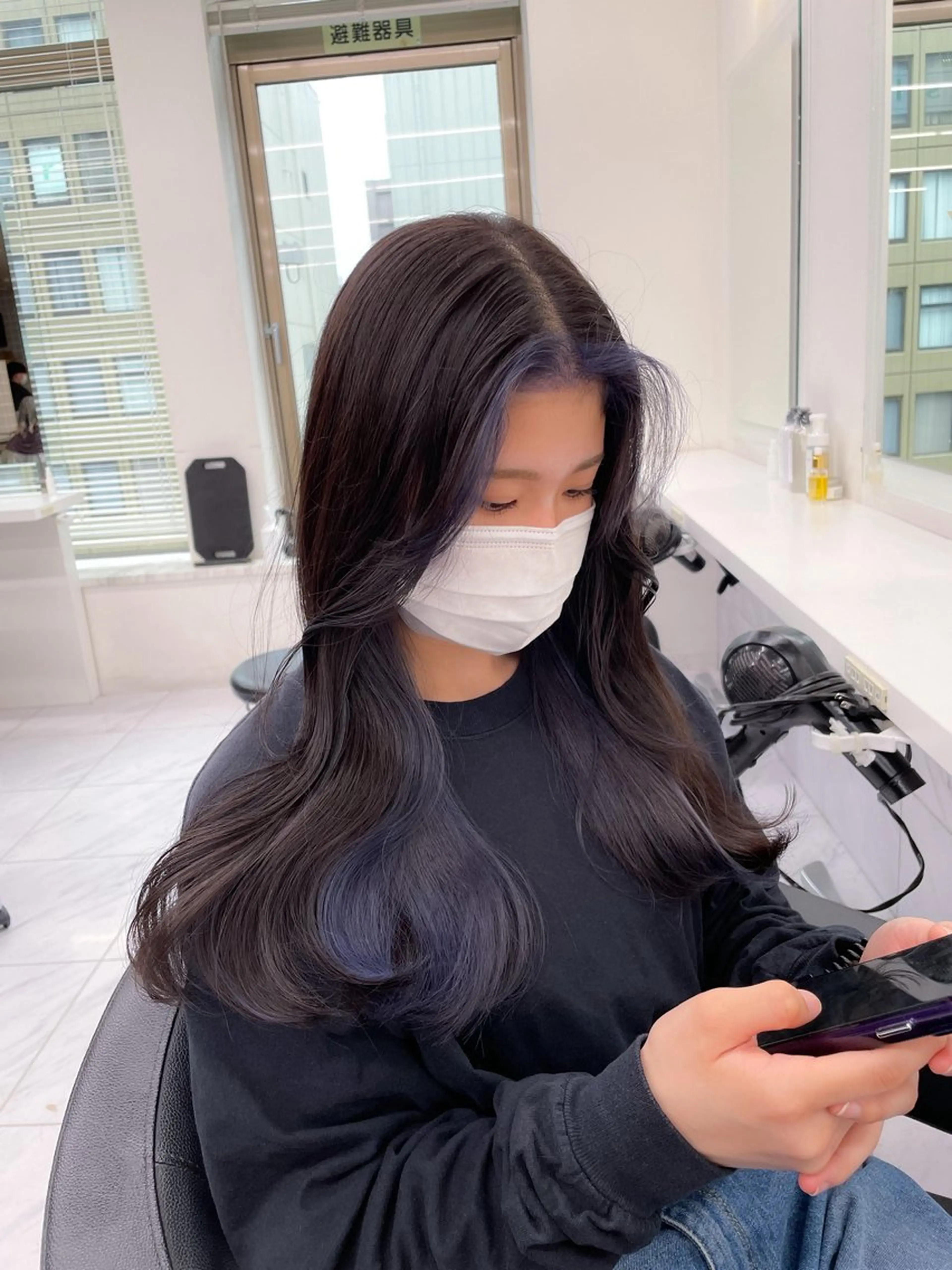 セミロング カラー ブリーチ ブルーカラー ケアブリーチ イヤリングカラー インナーカラー 表参道ハッシュカット レイヤー/リノンのヘアスタイル