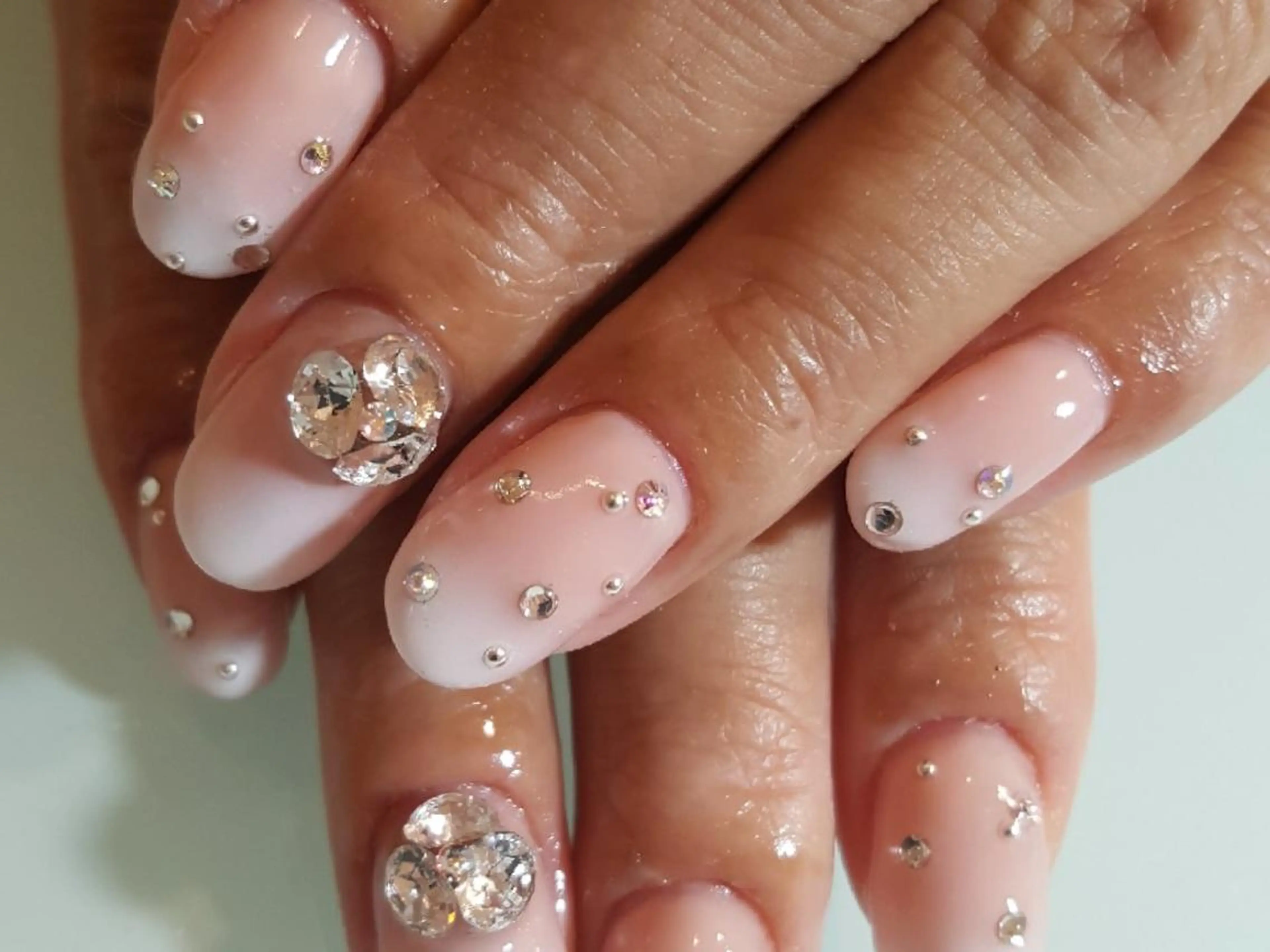 ネイル グラデーション ストーンネイル 人気エリア💖完全個室【ルリエ】所属・ネイルサロン Lelienルリエのネイルデザイン