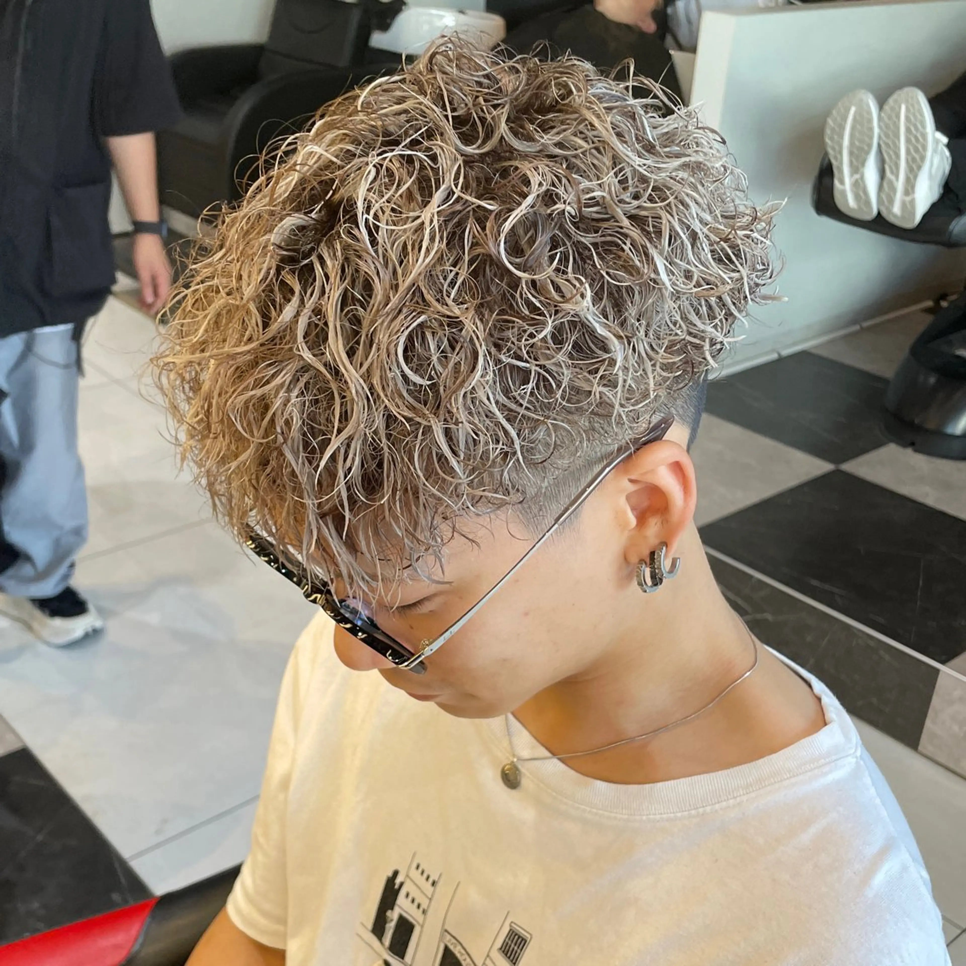 ショート カラー パーマ メンズ スペインカール ベージュカラー ホワイトベージュ カット ヘアカラー パーマ メンズヘア特化 崎田 成人のヘアスタイル