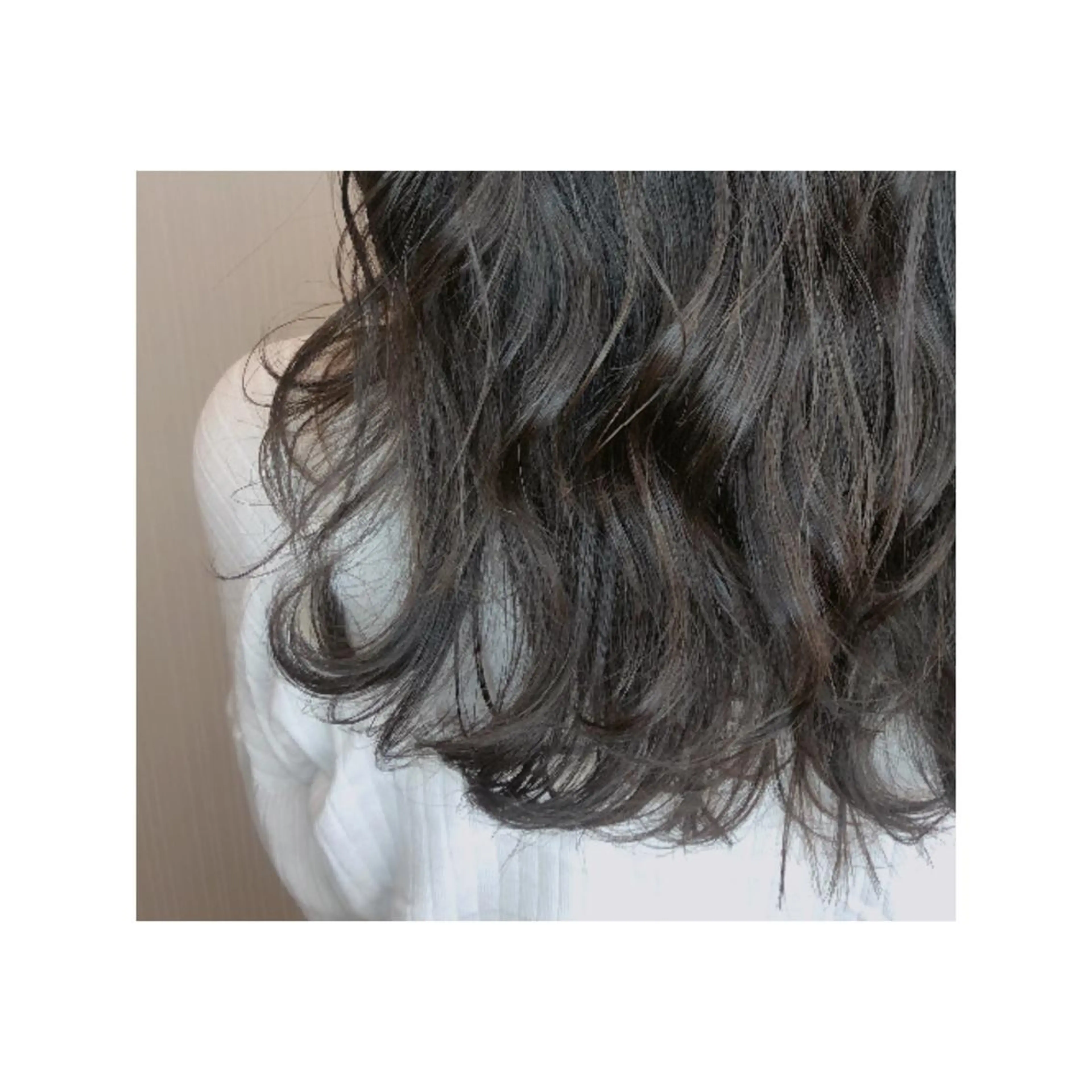 セミロング カラー やました りなのヘアスタイル