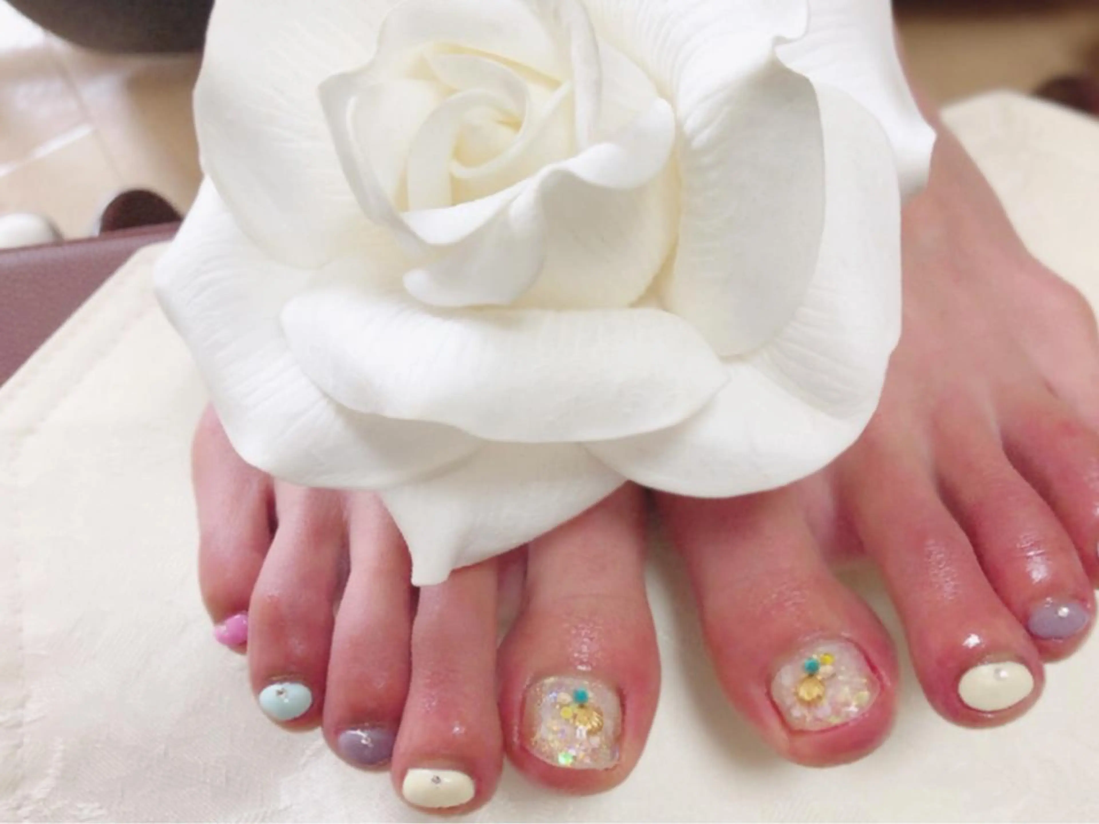 ネイル アートネイル 長さ出し フットネイル グリーン ニュアンスネイル Lily Roseスタッフ一同のマツエク・マツパデザイン