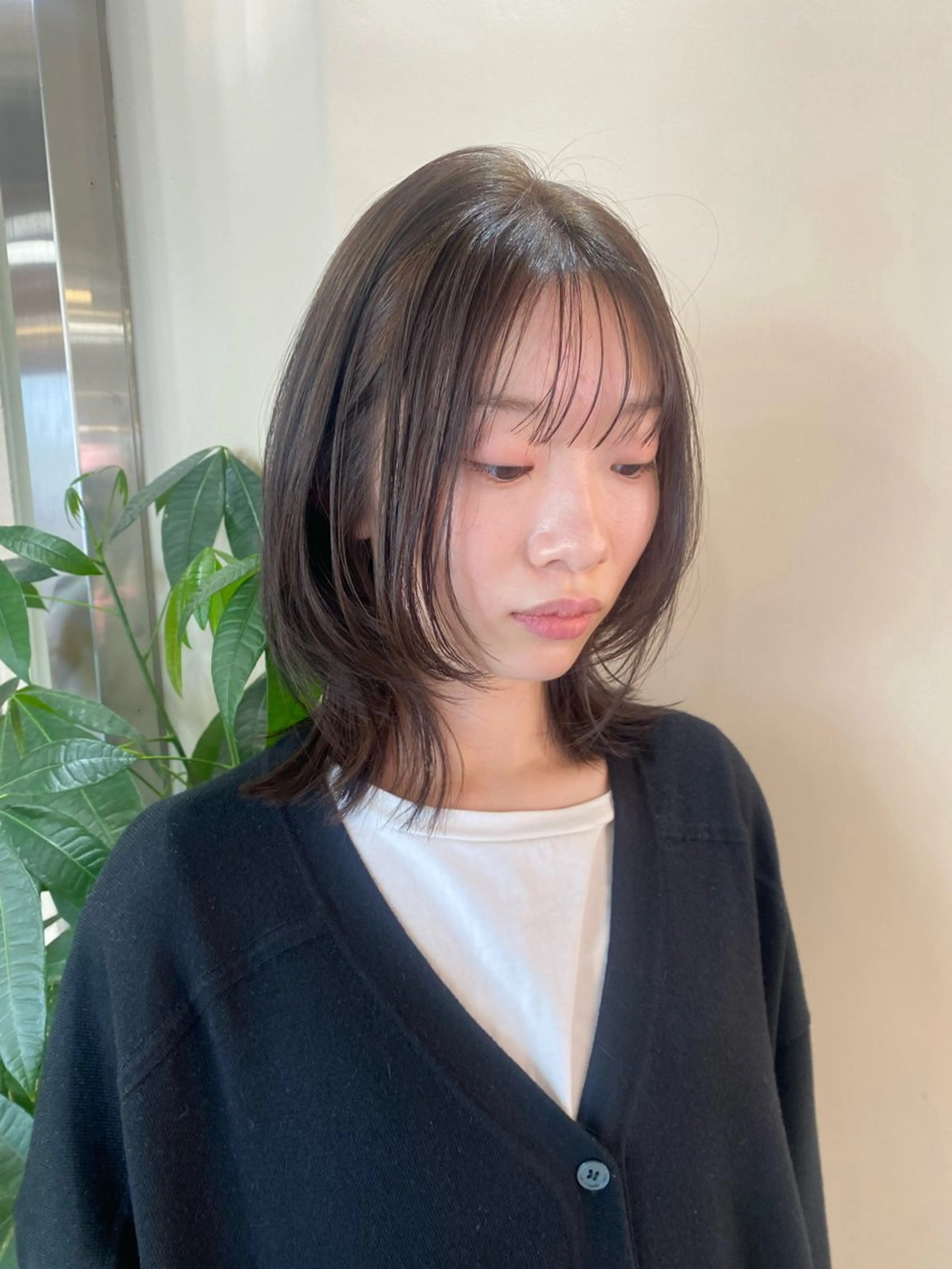 セミロング カラー 顔まわりレイヤー レイヤーカット カット ヘアカラー トリートメント ヤスザトアヤノ ／レイヤー／オリーブのヘアスタイル