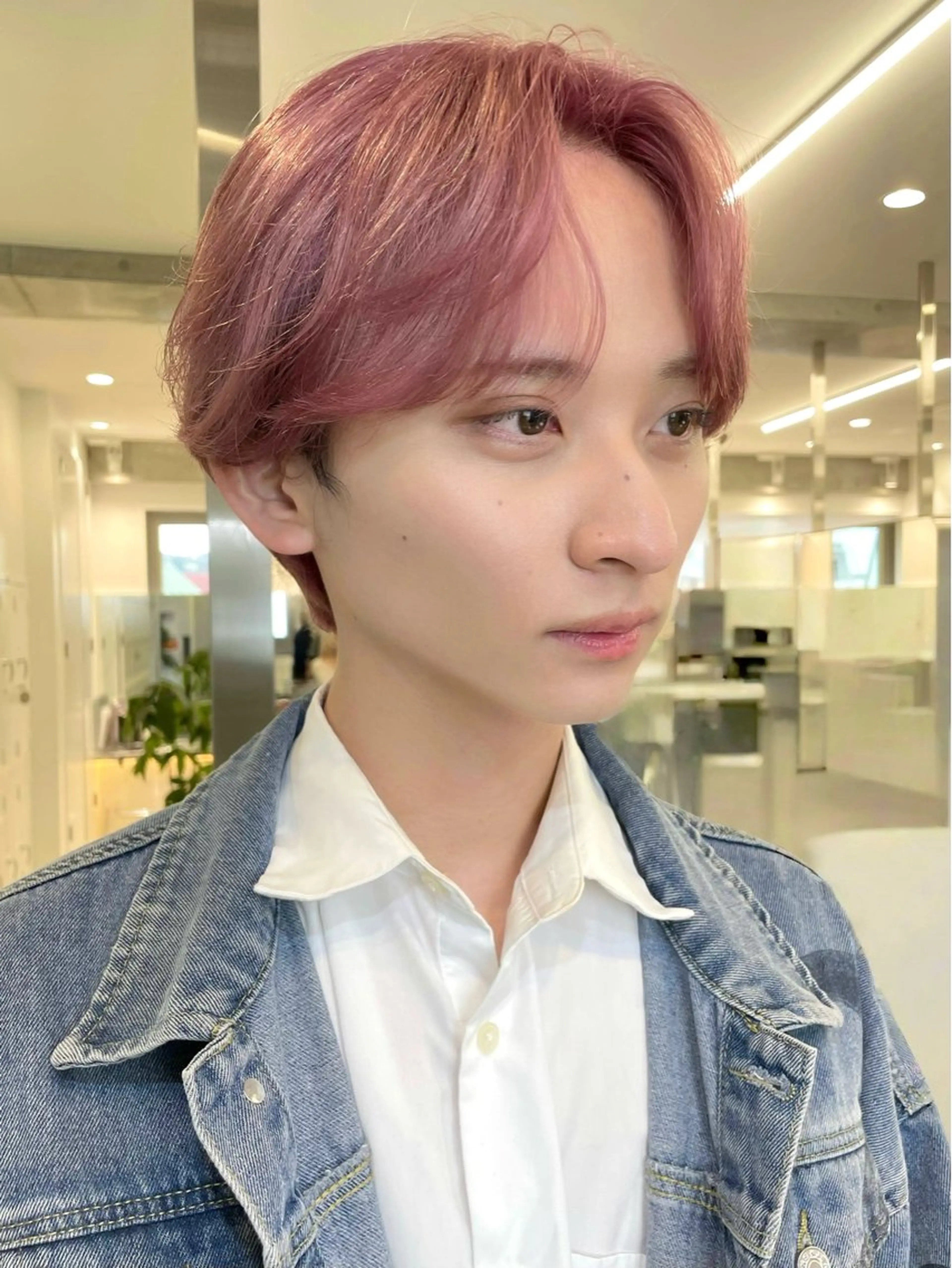 ショート カラー メンズ メンズブリーチ センターパート メンズ韓国風 ブリーチ 透明感カラー フェザーショート/ メンズカラー/龍稀のヘアスタイル