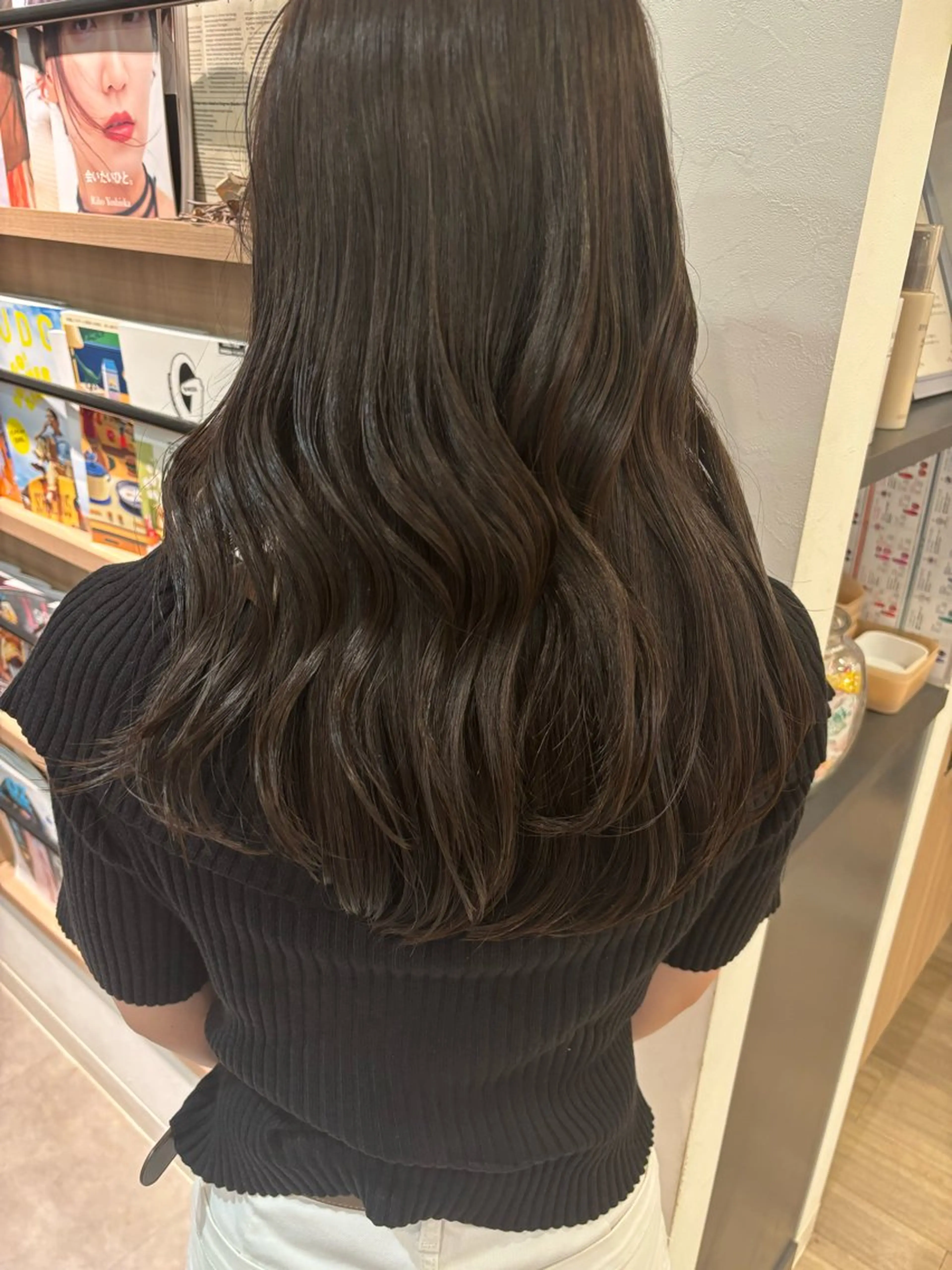 セミロング モテ髪🫧赤み消し カラー表参道きょうこのヘアスタイル