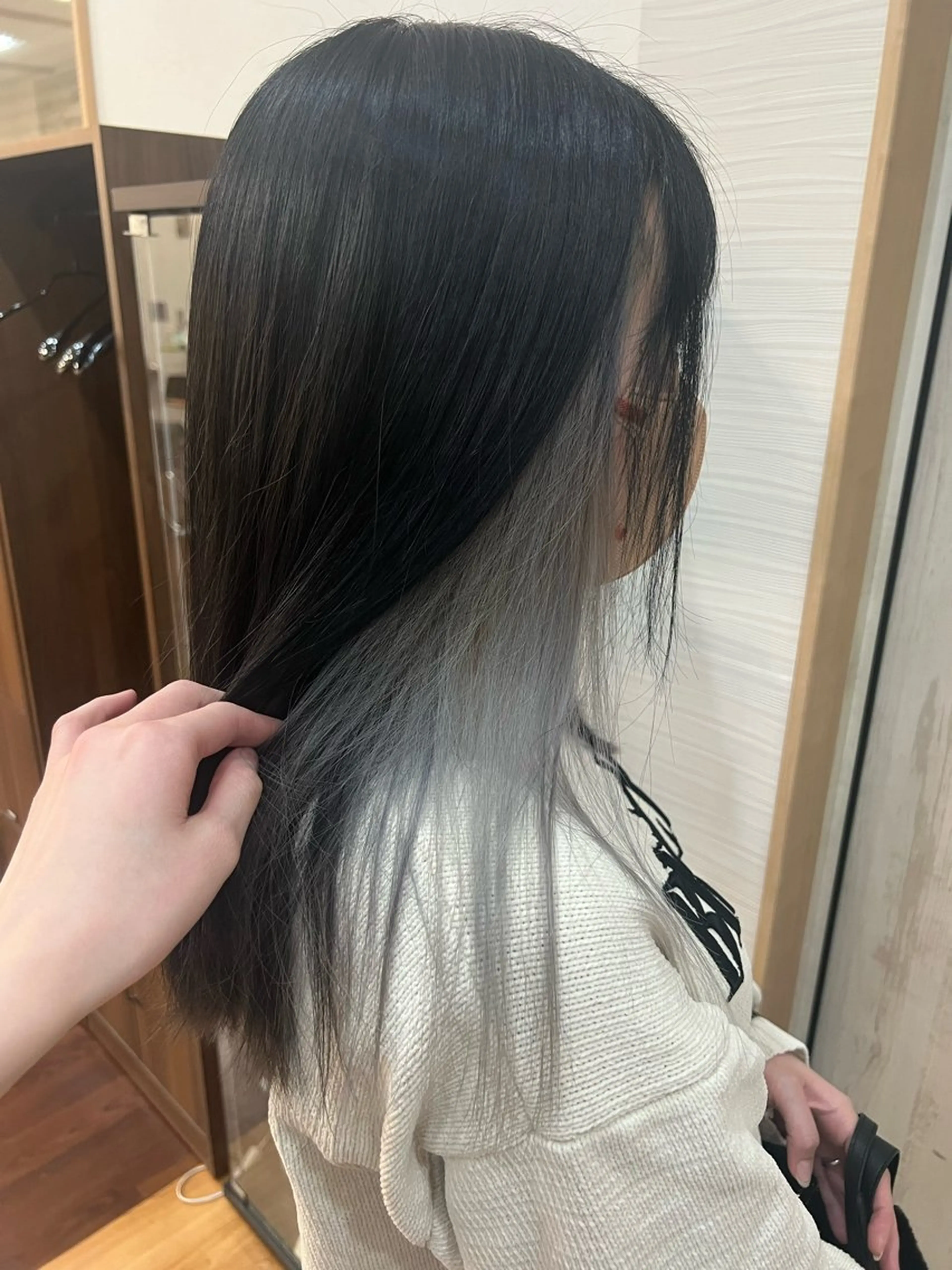 カラー 黒髪 ブルーカラー ブルーブラック シルバー 松田 紗采のヘアスタイル