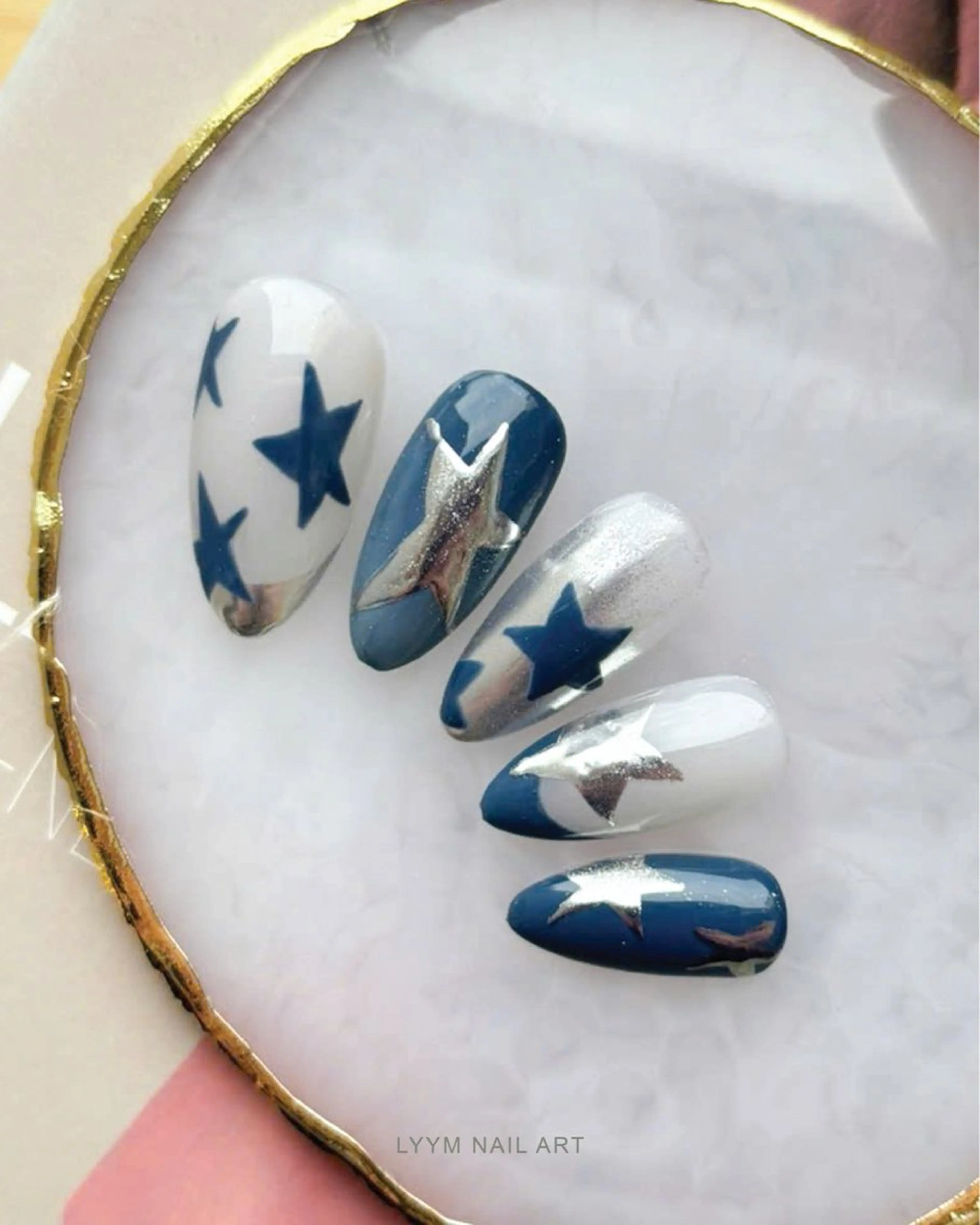 ネイル ブルー ジェルネイル キラキラネイル シルバー ワンホンネイル LYYM Salonのネイルデザイン