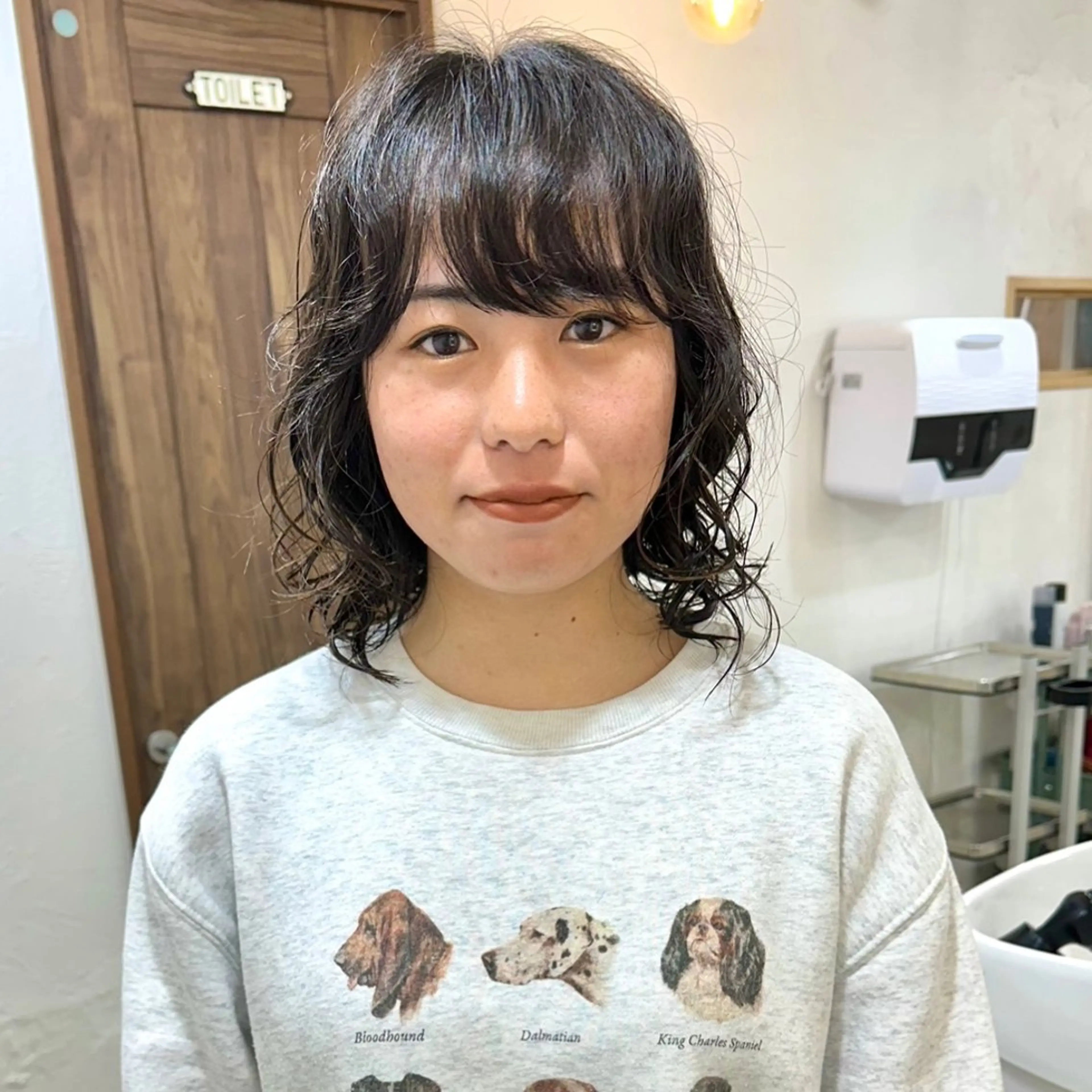 ミディアム パーマ 切りっぱなしボブ ミディアムパーマ ボブ ウルフカット カット パーマ トリートメント 銀座No.1髪質改善 縮毛矯正/本木のヘアスタイル