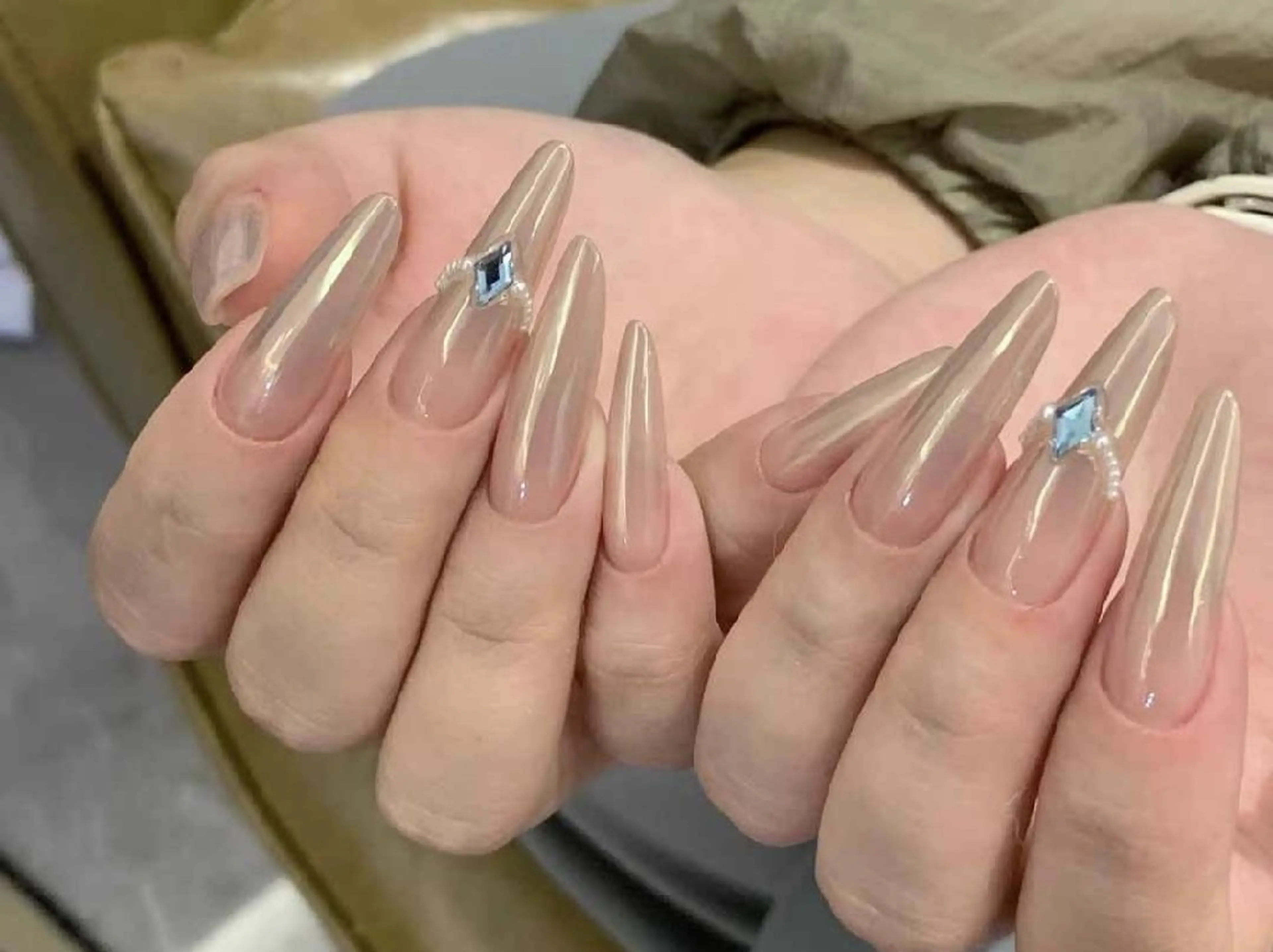 ネイル チークネイル 長さ出し フレンチネイル ジェルネイル キラキラネイル ハンドネイル UM Nail Salonのネイルデザイン