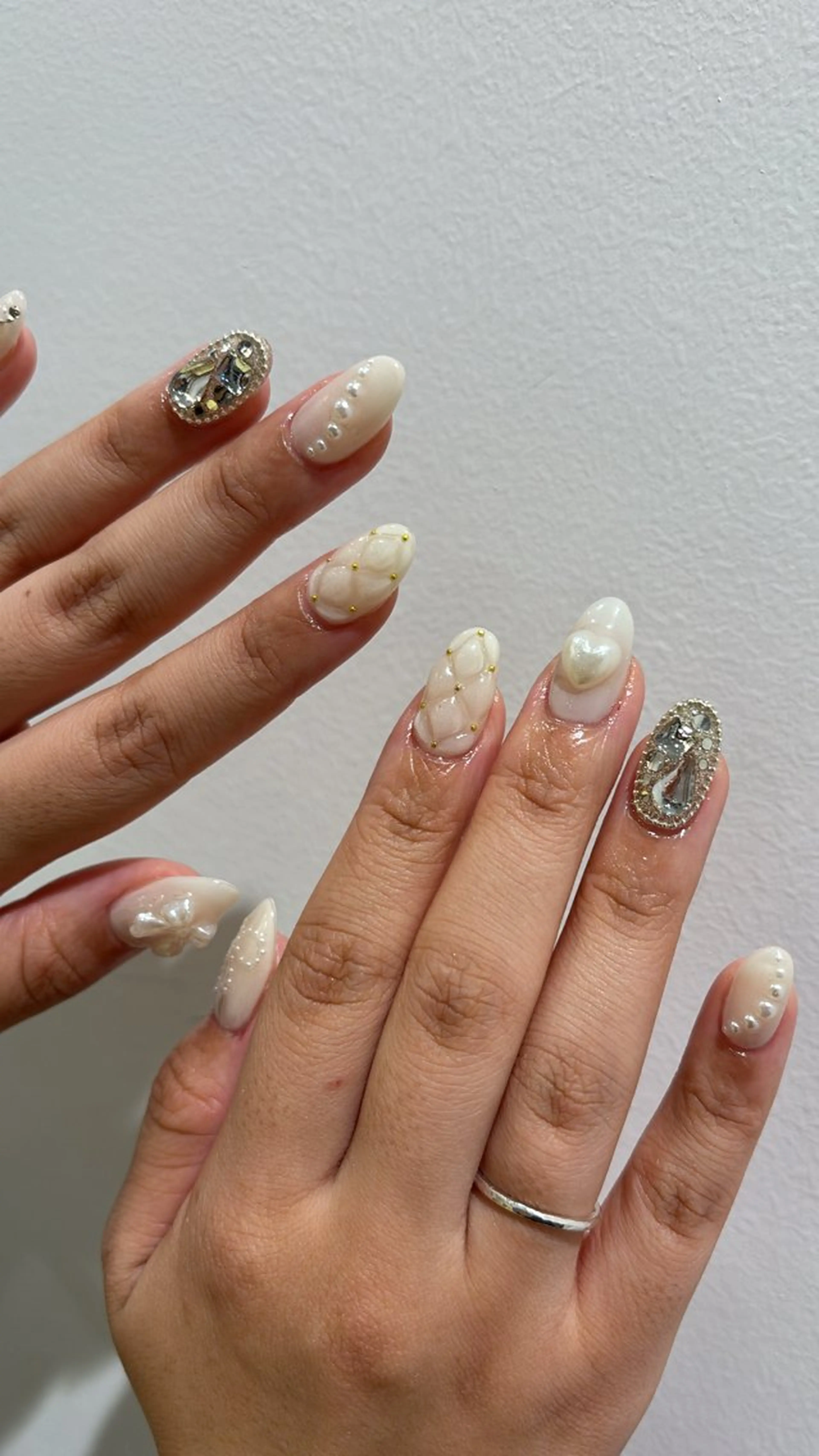 ネイル ホワイト ハンドネイル tote. airiのネイルデザイン