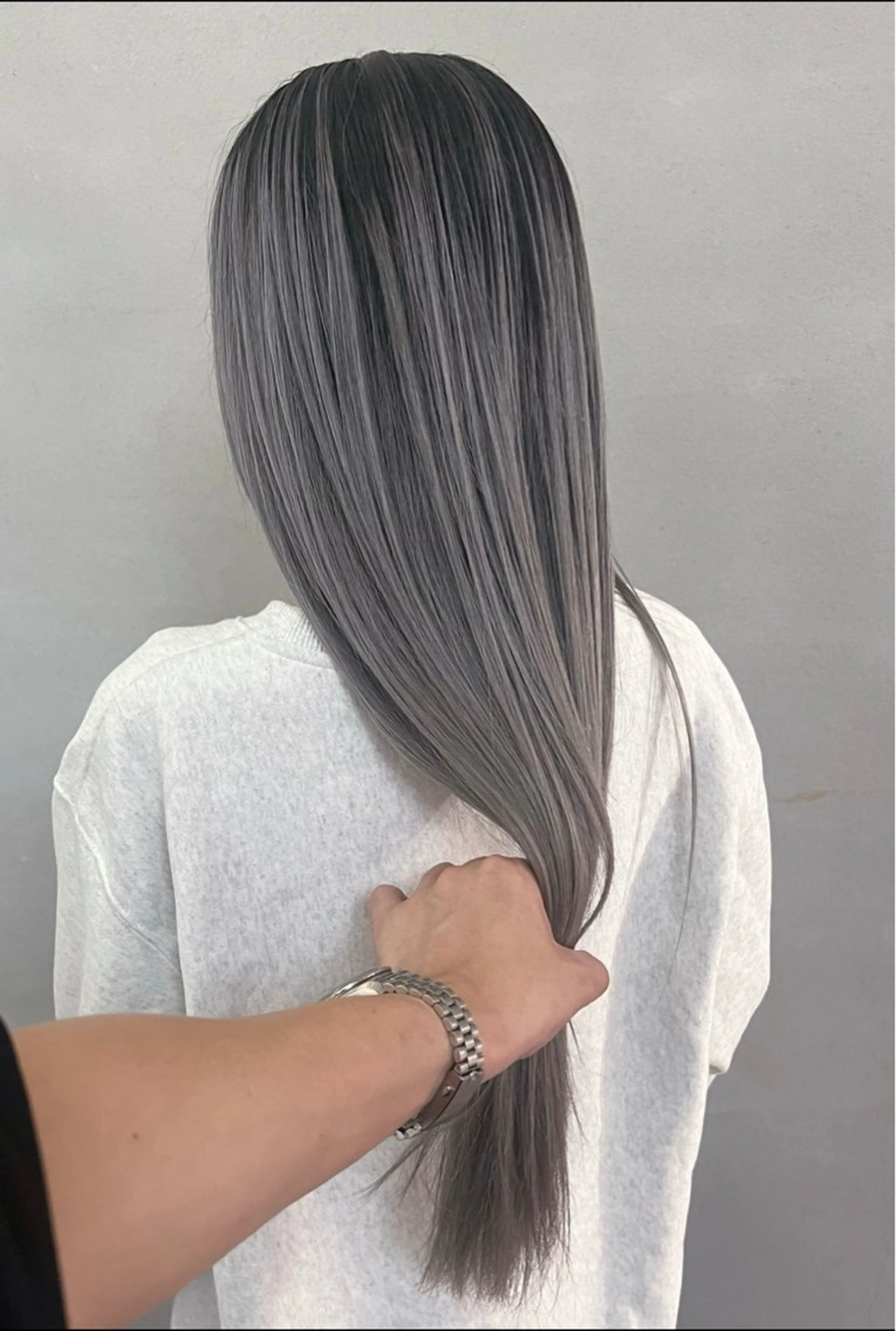 ロング カラー ブリーチ ダークグレー ダブルカラー ハイライトカラー ボブ カット ヘアカラー トリートメント CHERIEブリーチ ダブルカラー　天神のヘアスタイル