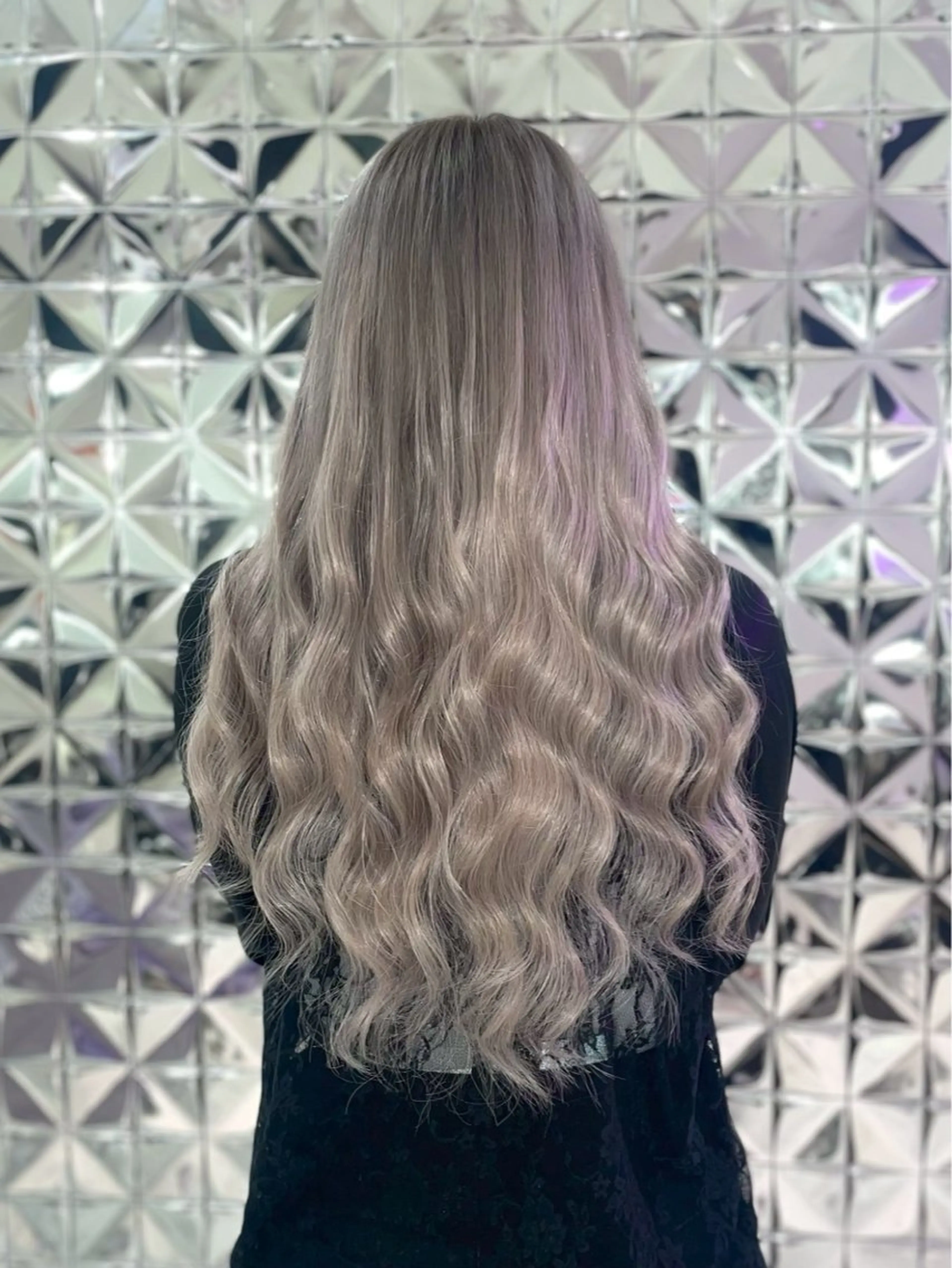 ロング カラー グラデーションカラー ハイトーンカラー シルバー Lovestasy 京都河原町店のヘアスタイル