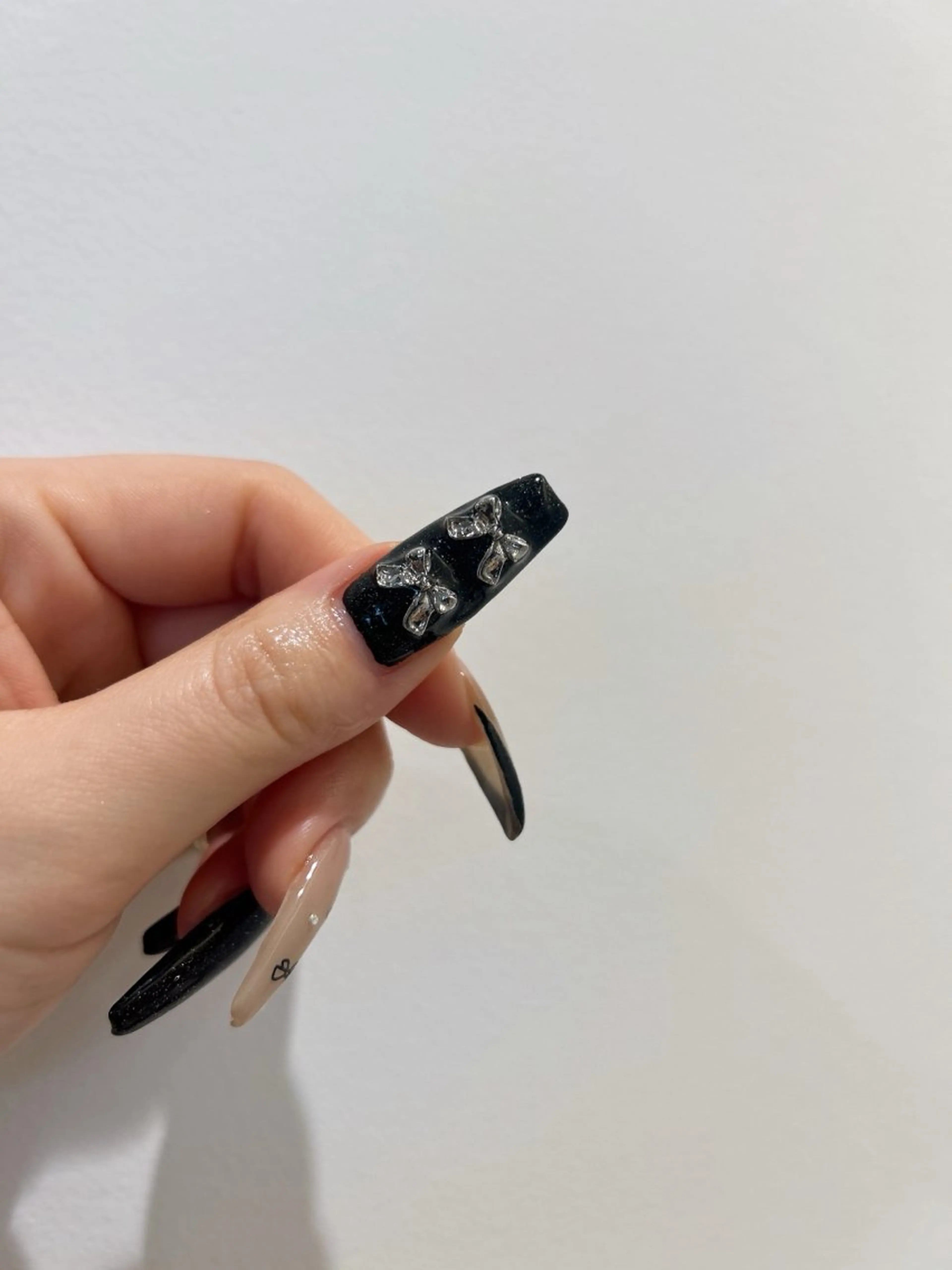 ネイル リボン ハンドネイル tote. sumileのネイルデザイン