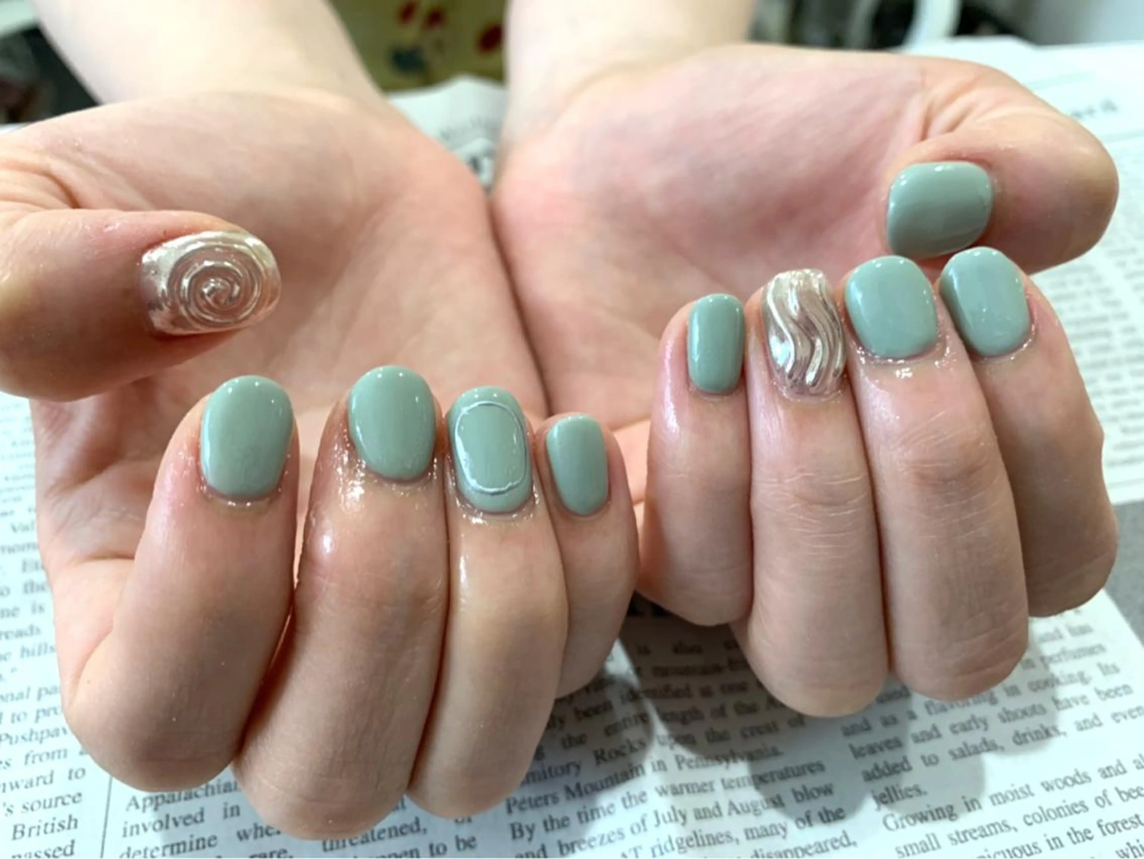 ネイル シルバー charme所属・. SHIORIのネイルデザイン