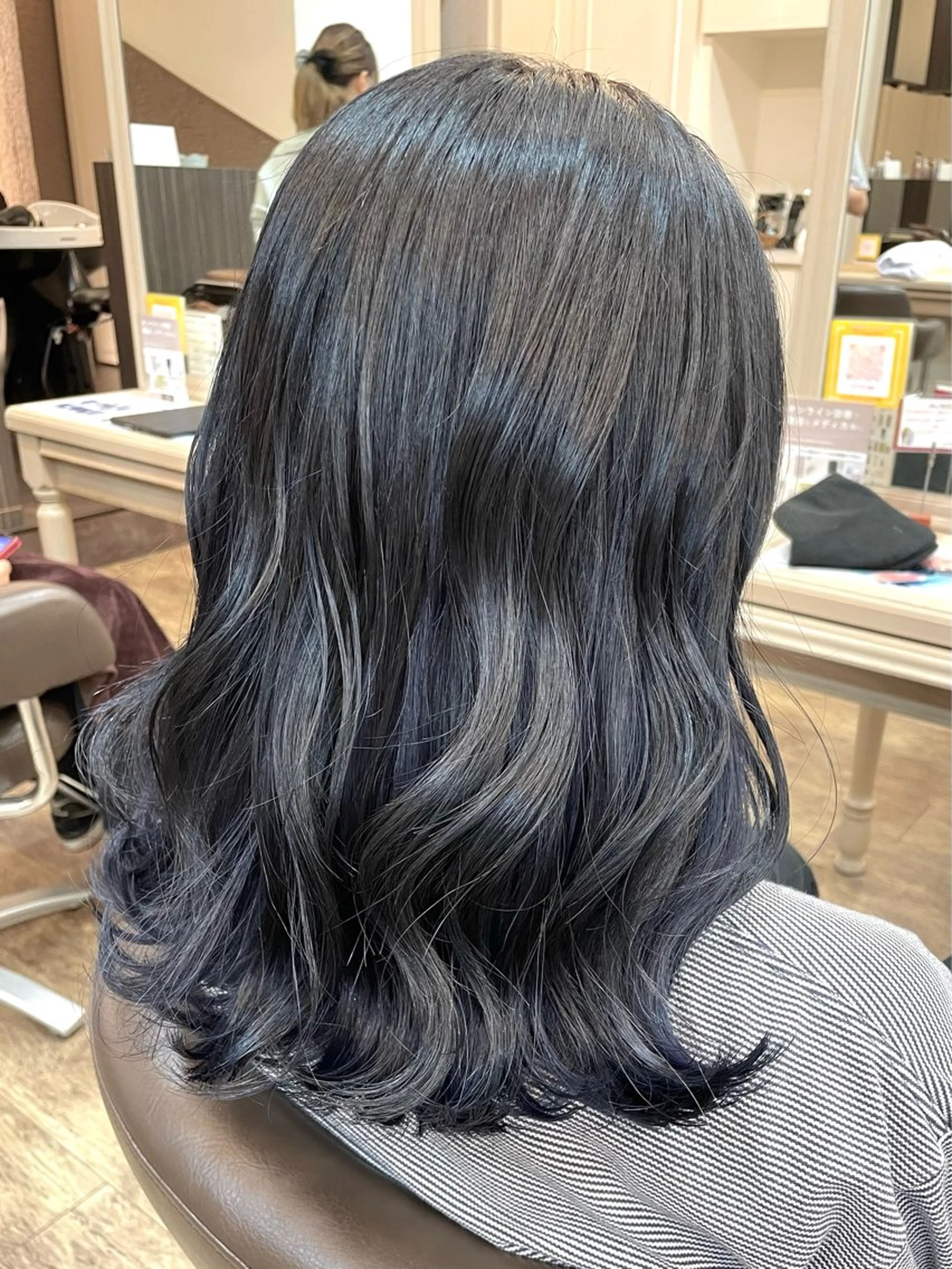 ミディアム カラー 黒髪 ブルーカラー ブルーブラック ヘアカラー トリートメント メンズパーマ🌀/ 中村郁未のヘアスタイル