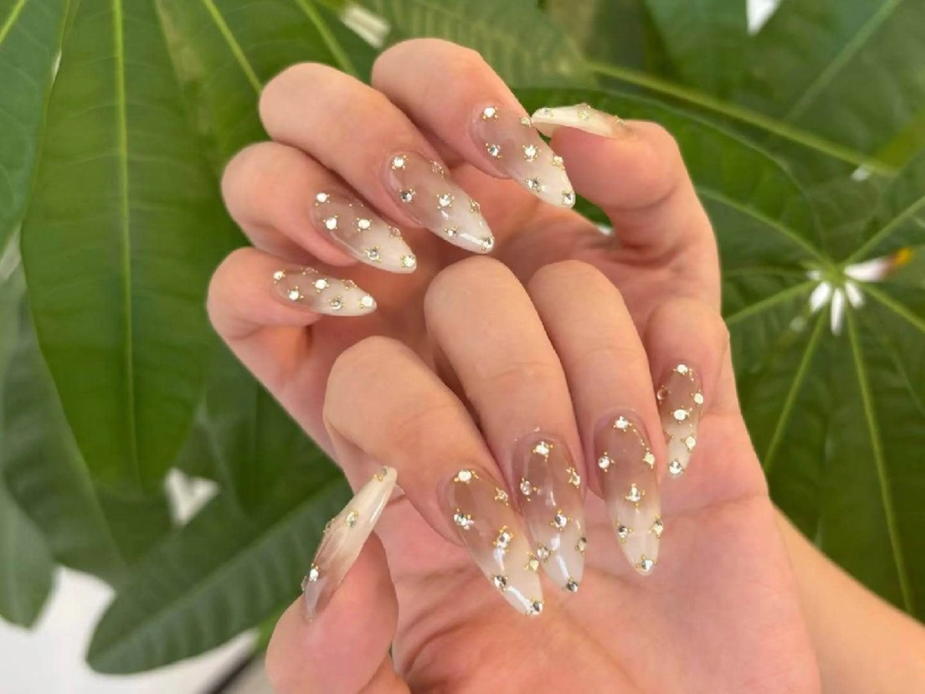 ネイル アートネイル 長さ出し ジェルネイル ガーリー キラキラネイル RiRi ネイルサロンのネイルデザイン