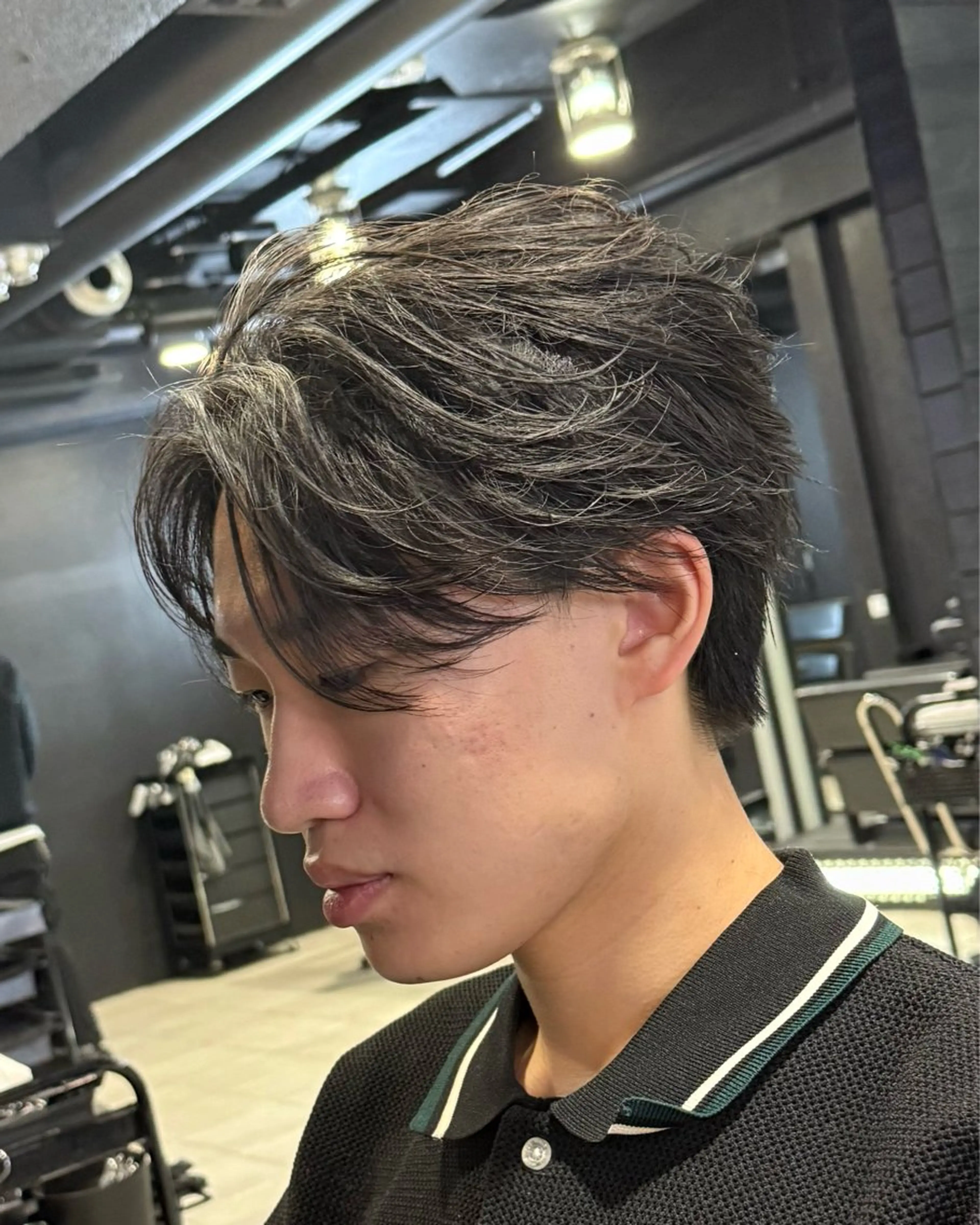 ミディアム パーマ メンズ ミディアムパーマ センターパート フェザーパーマ メンズパーマ カット パーマ 難波/メンズウルフ・ フェザーパーマ鶴田文のヘアスタイル