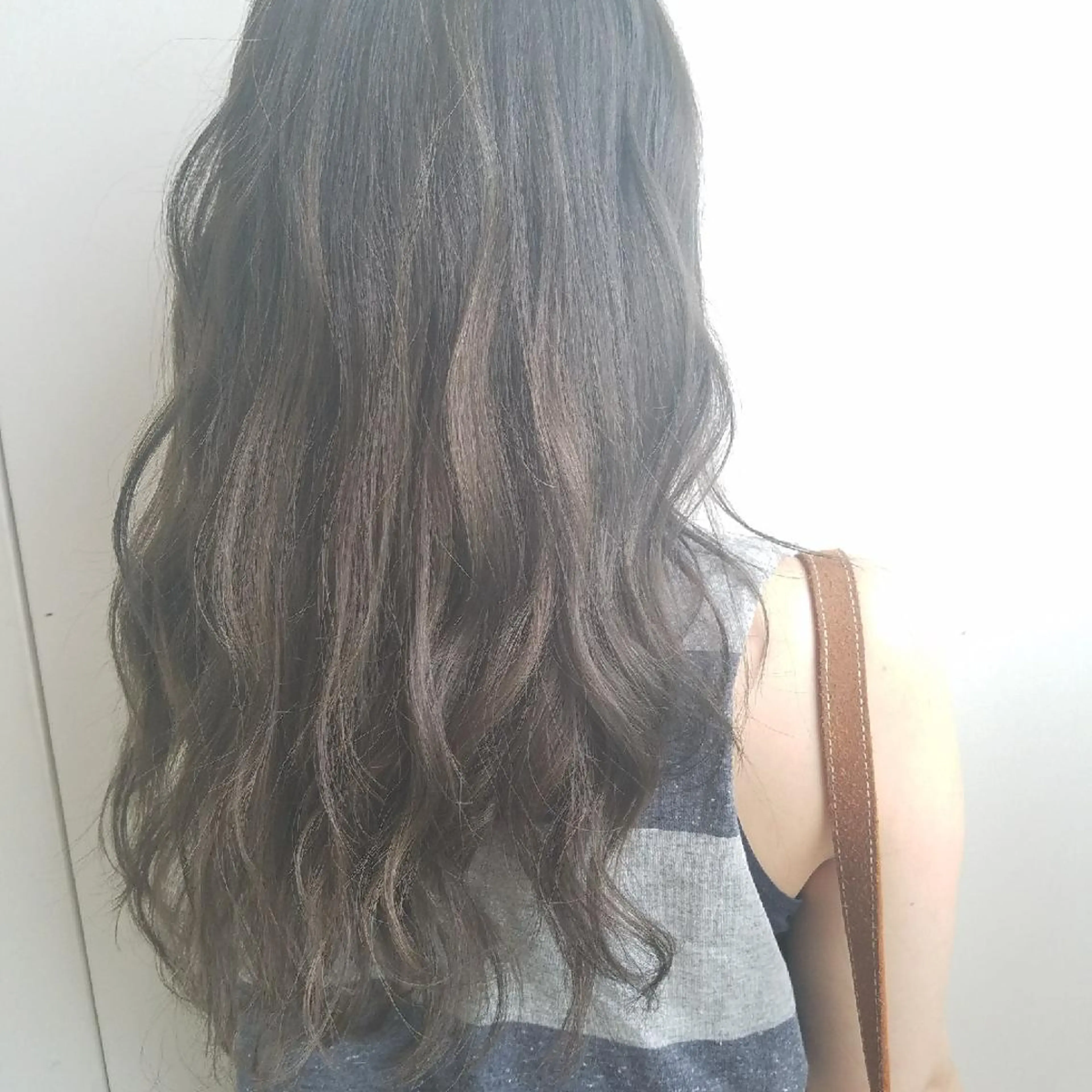 カラー ロング グレージュ ハイライトカラー ハイライト iplus まつげ、眉毛、耳つぼのマツエク・マツパデザイン