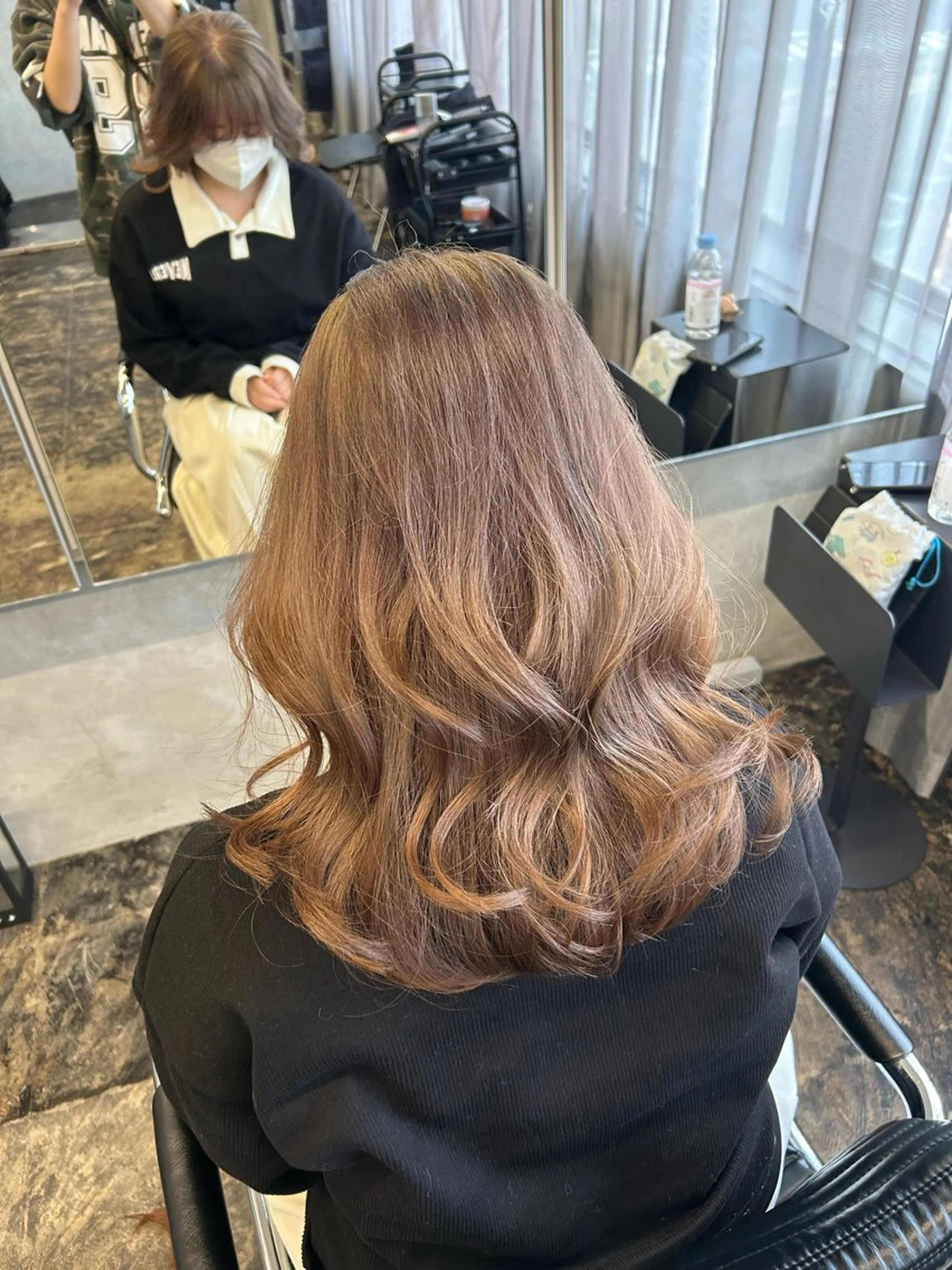 セミロング ヘアカラー トリートメント 松川ヒナ|韓国レイヤ /耳つぼジュエリーのヘアスタイル