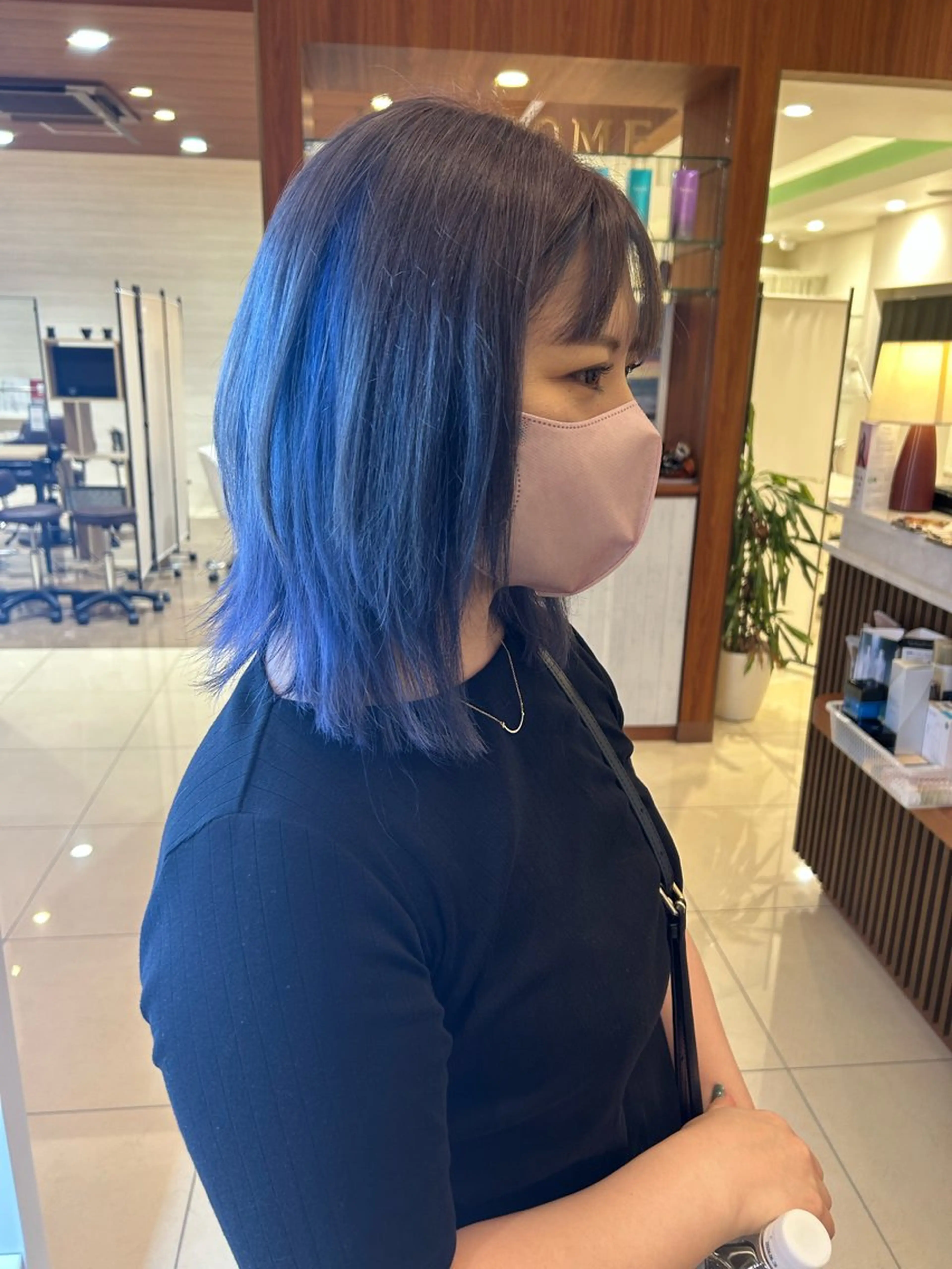 ミディアム カラー ブルーカラー インナーカラー シルバー 河口 勝博のヘアスタイル