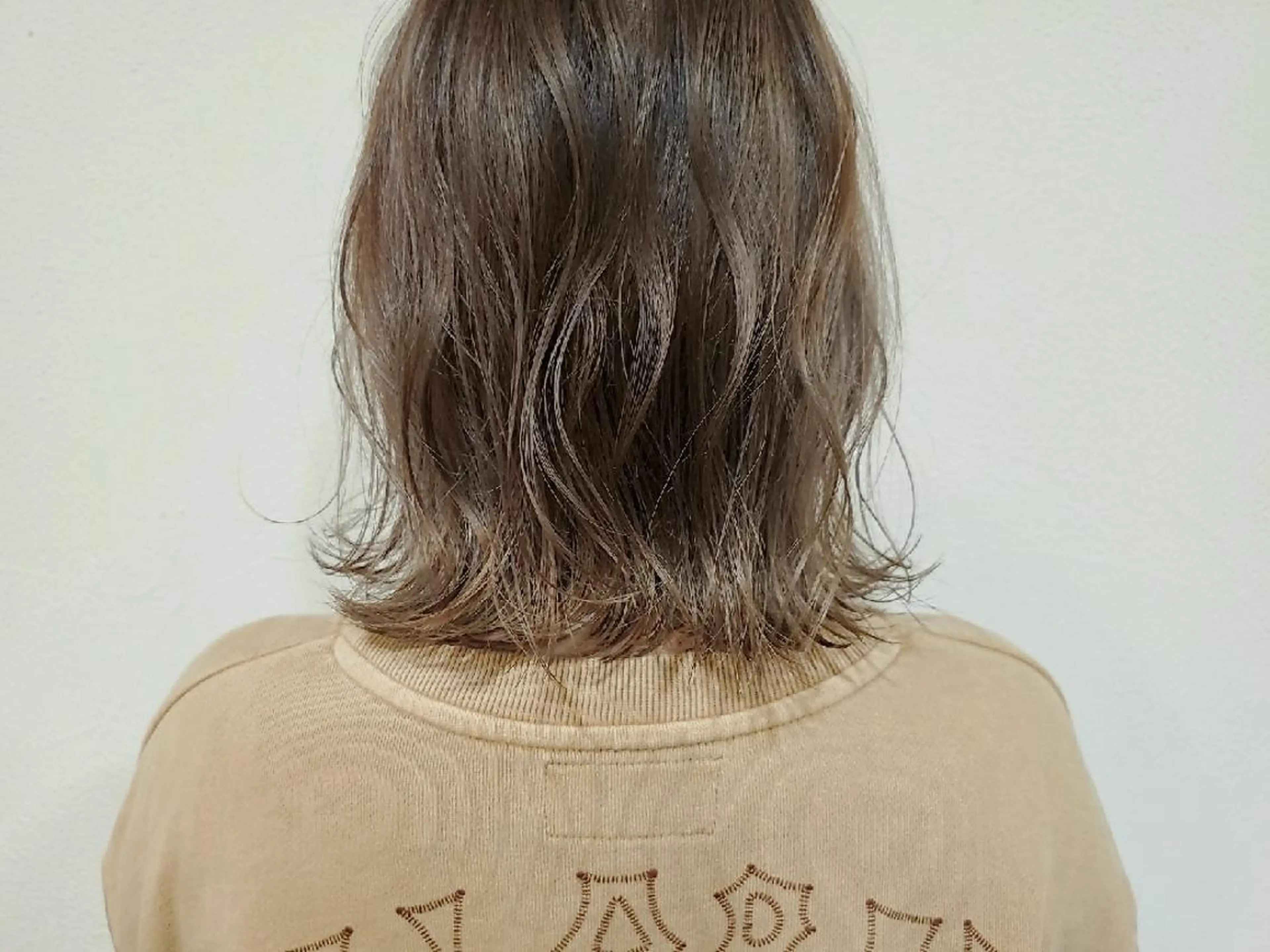 ミディアム カラー ヘーゼル ハイライトカラー 外国人風カラー ハイライト パ ルのヘアスタイル