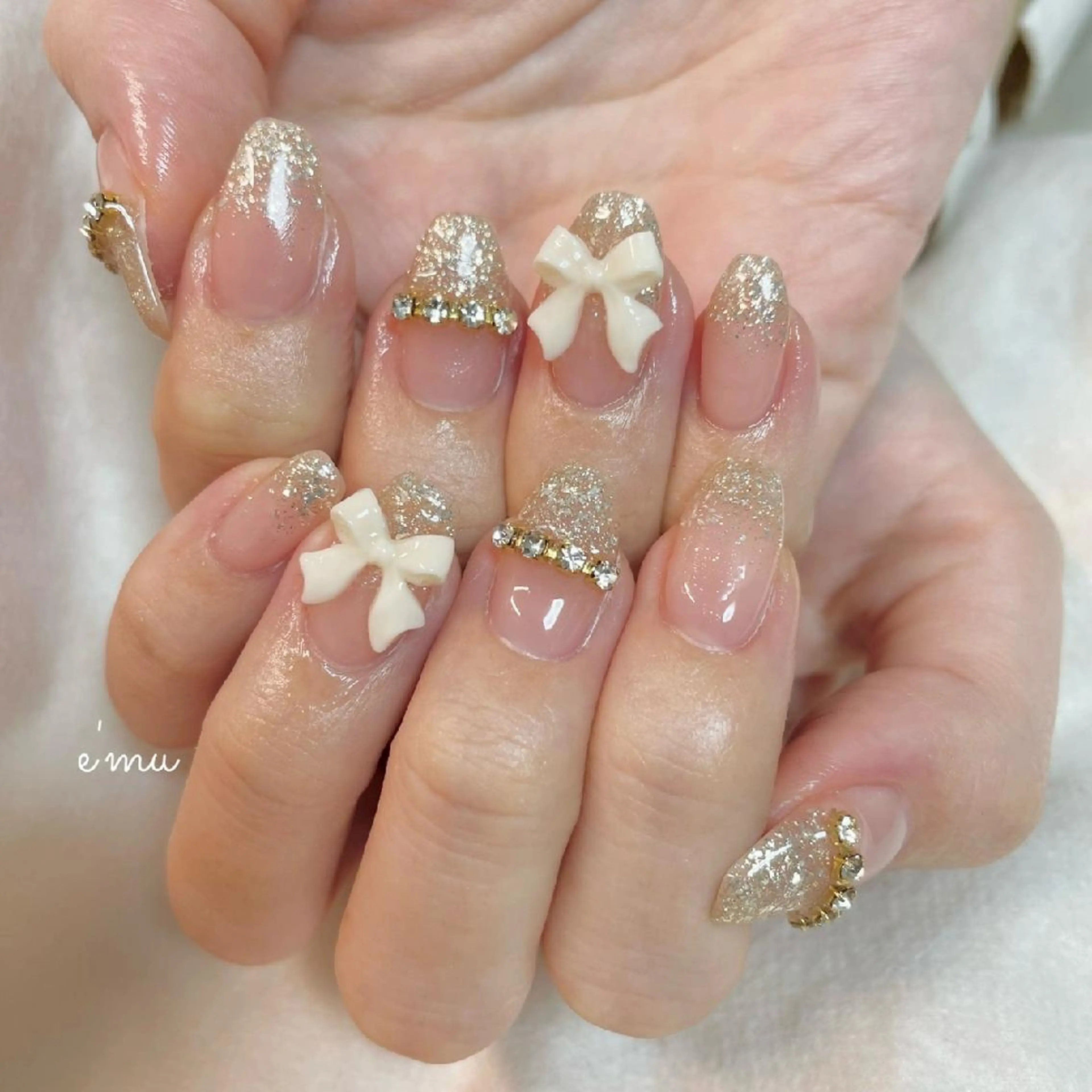 ネイル キラキラネイル 韓国ネイル リボン 春ネイル ワンホンネイル nail salon e'mu💐のネイルデザイン