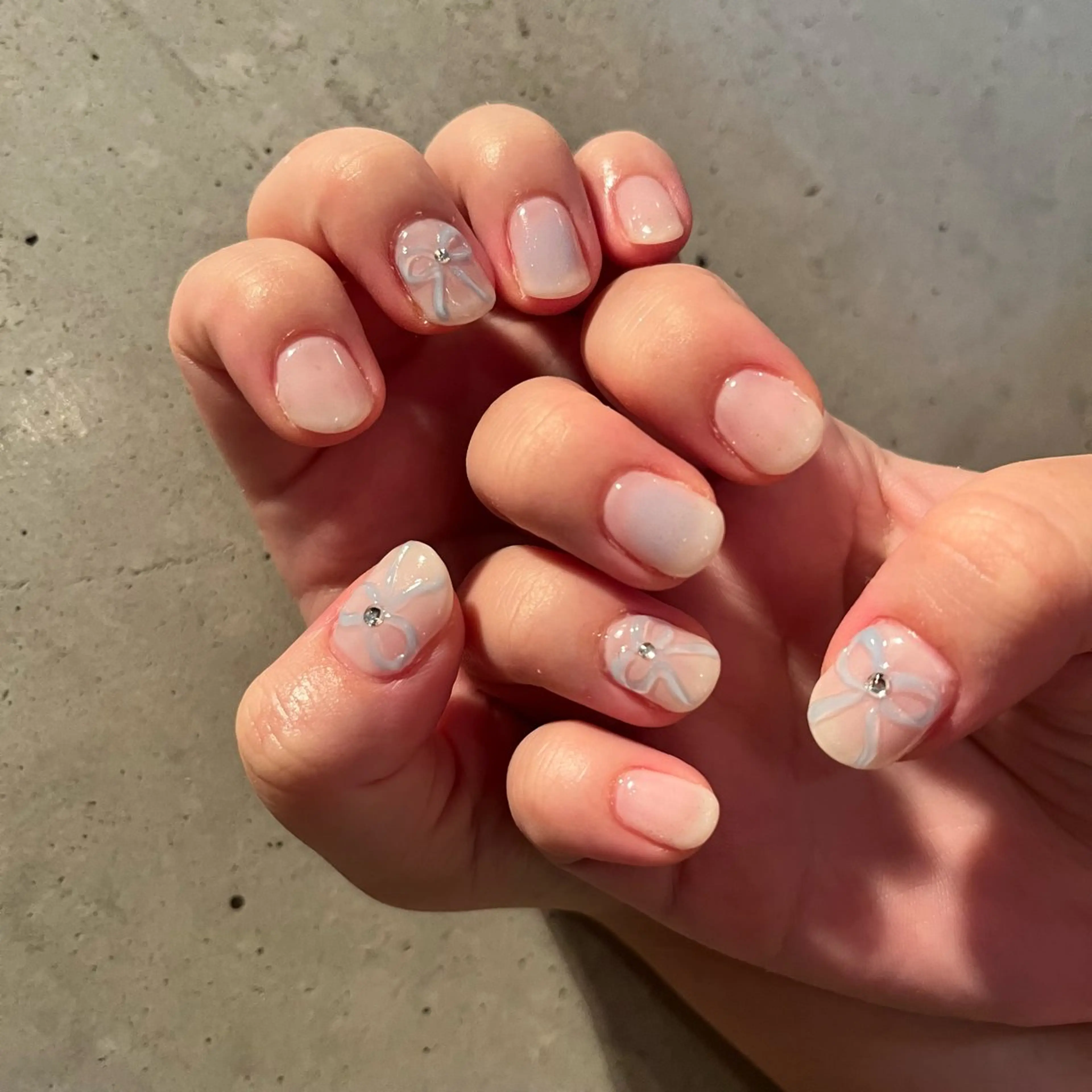 ネイル チークネイル ラメ(グリッター) リボン ハンドネイル DariL Ayaのネイルデザイン