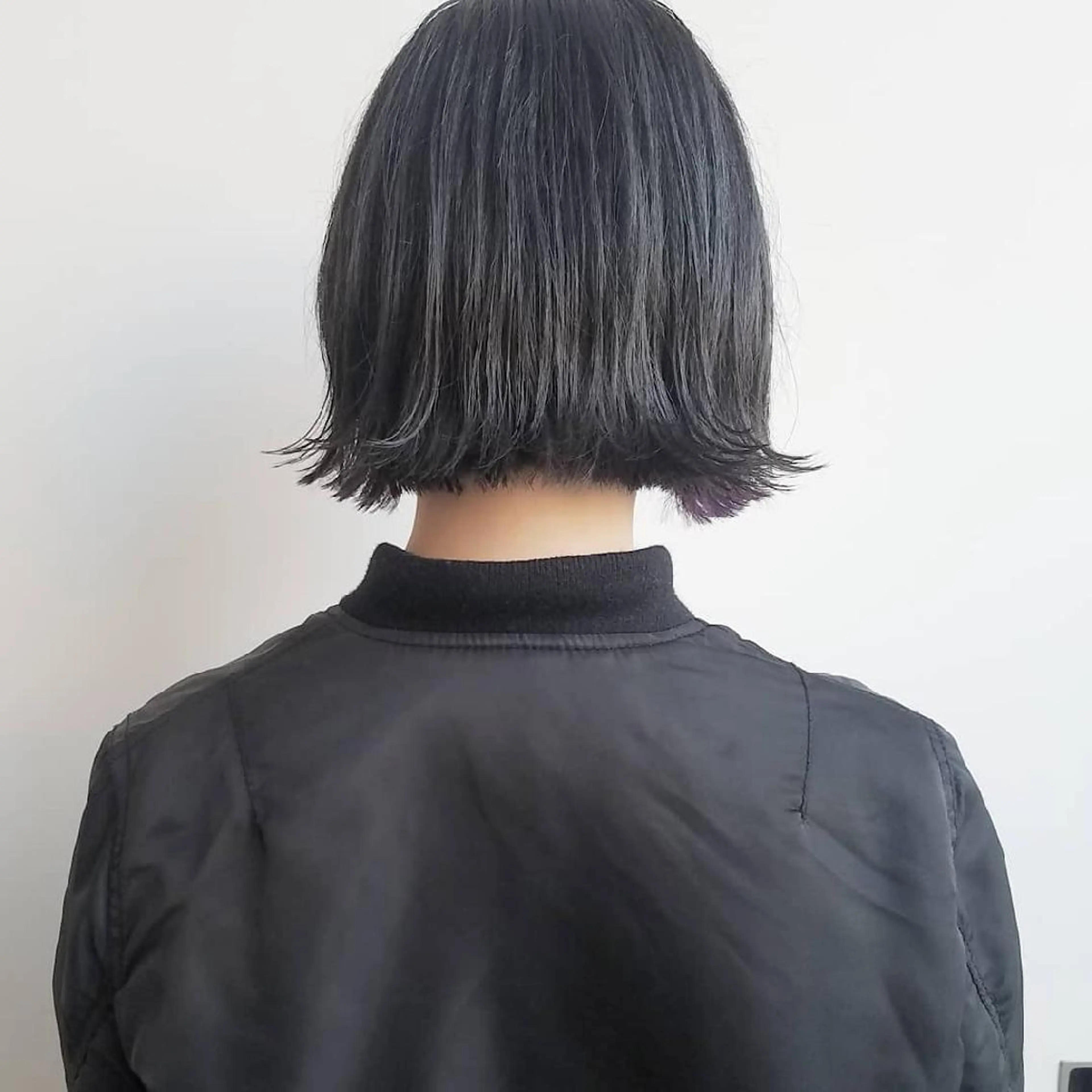 ショート カラー 黒髪 ブルーカラー ブルーブラック ボブ ショートヘア iplus✴ まつげ、眉毛、耳つぼのマツエク・マツパデザイン