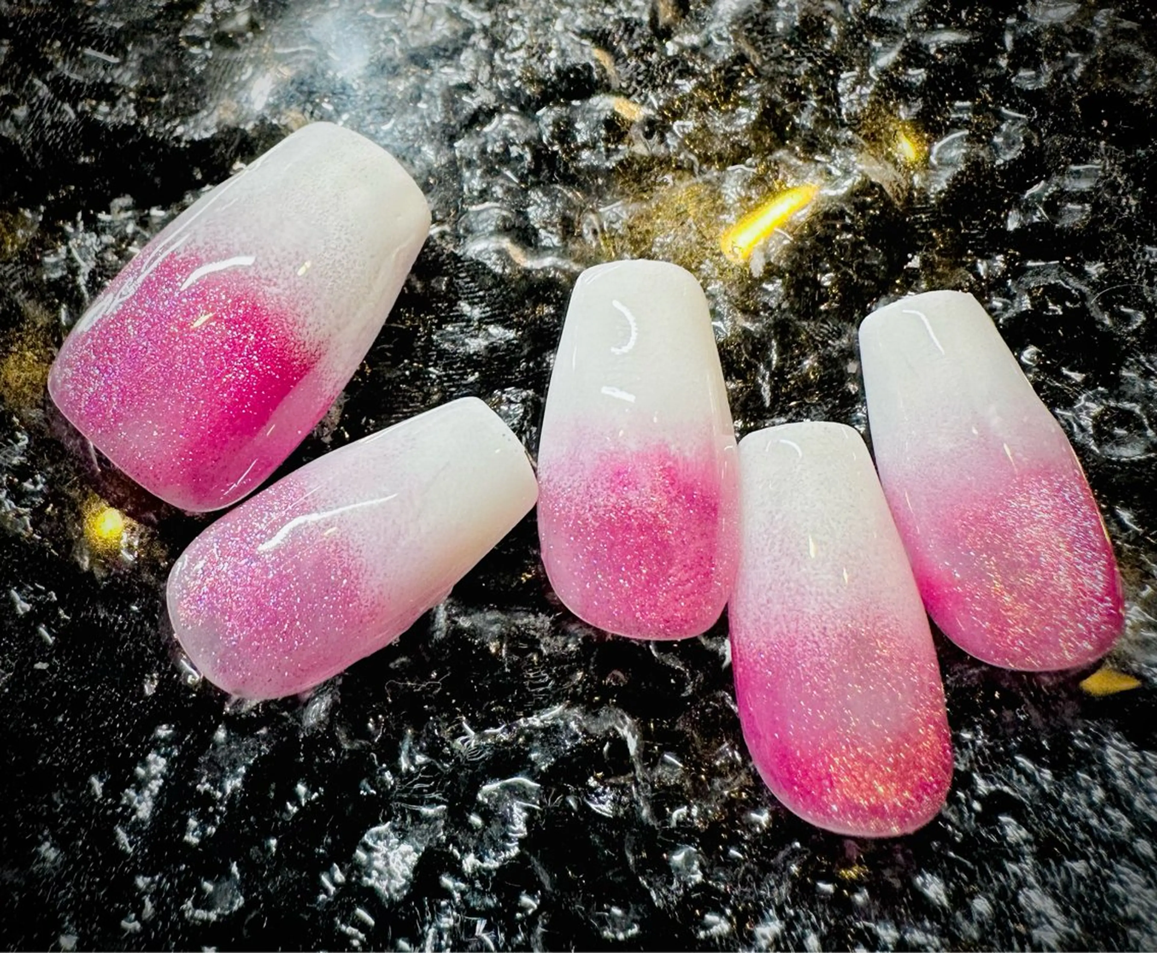 ネイル ジェルネイル グラデーション ラメ(グリッター) マグネットネイル ホワイト ハンドネイル ネイルサロンエレノア所属・田端 笑理菜のネイルデザイン