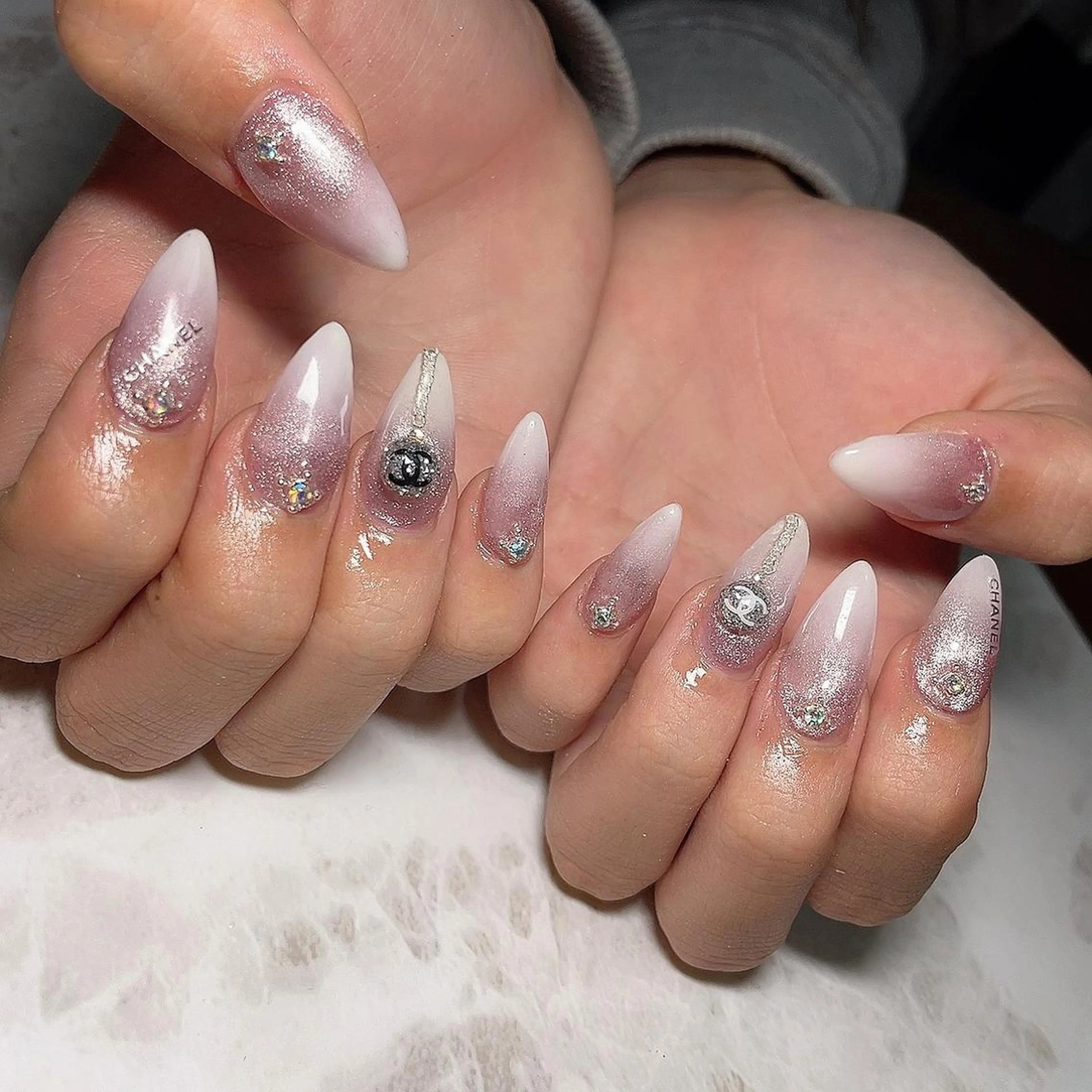 ネイル マグネットネイル ホワイト 知花 梨花のネイルデザイン