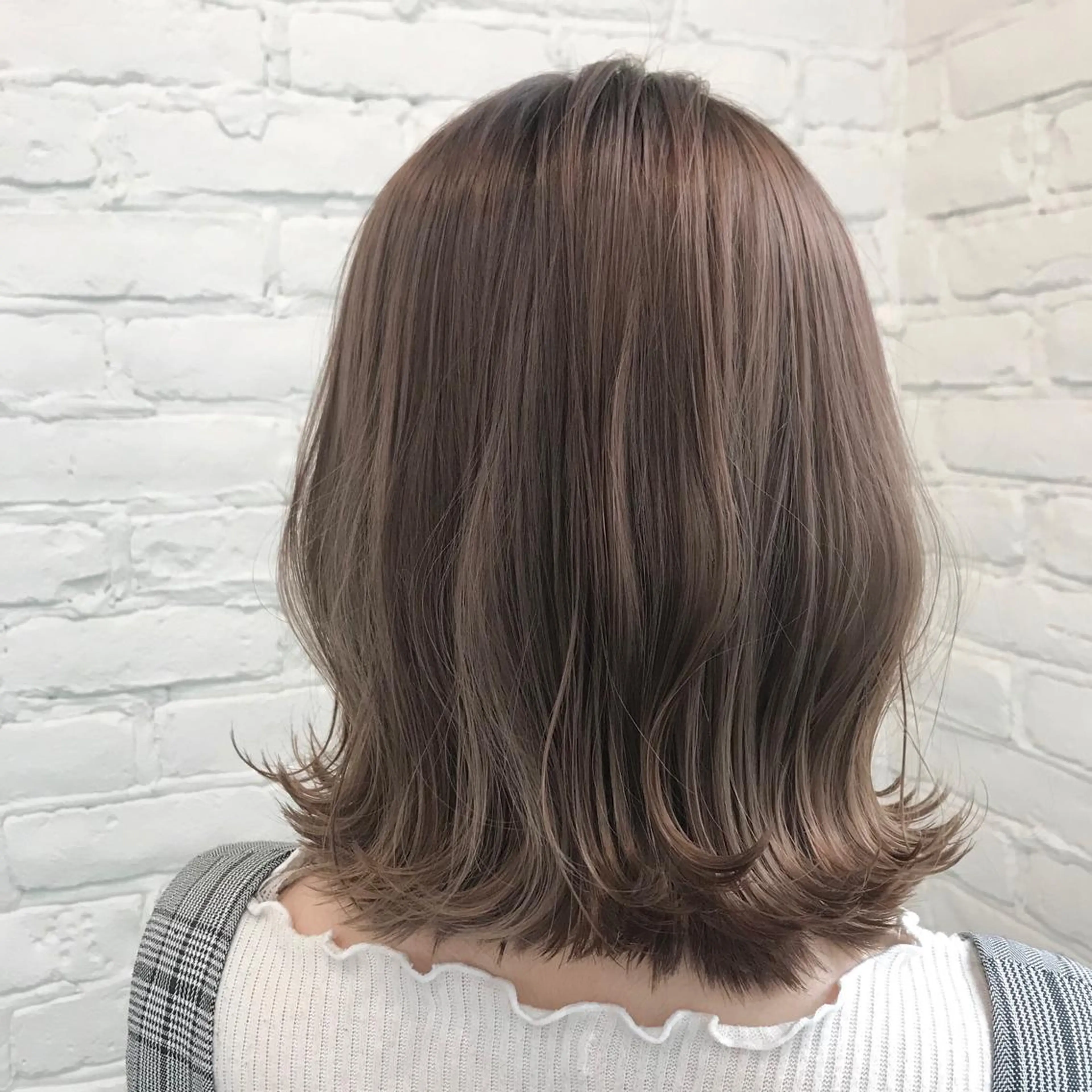 ミディアム カラー いけだ　ひかり ハイライトくびれヘアのヘアスタイル