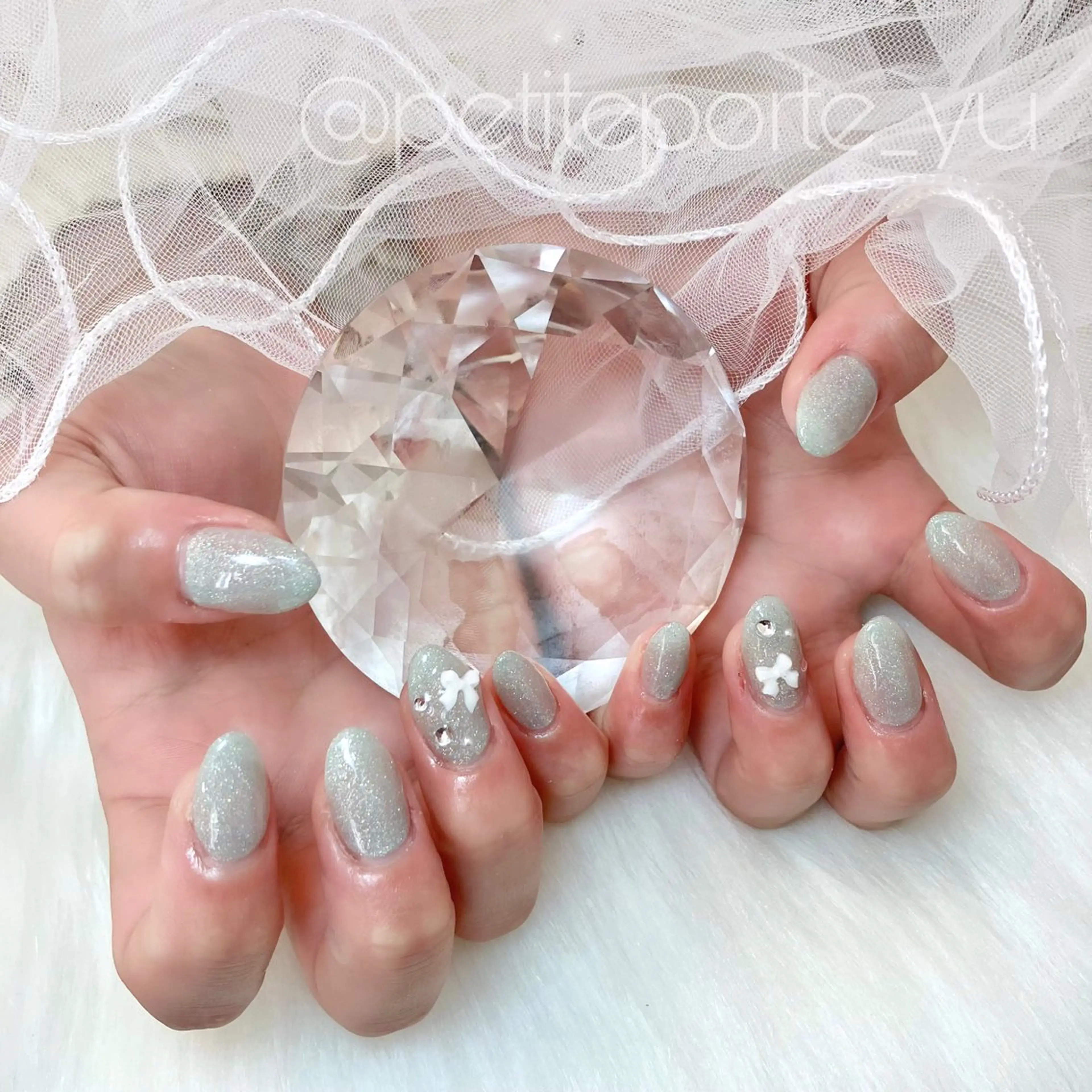 ネイル 長さ出し グリーン ラメ(グリッター) ワンカラーネイル リボン ハンドネイル nailsalon petite porte所属・petite porteのネイルデザイン