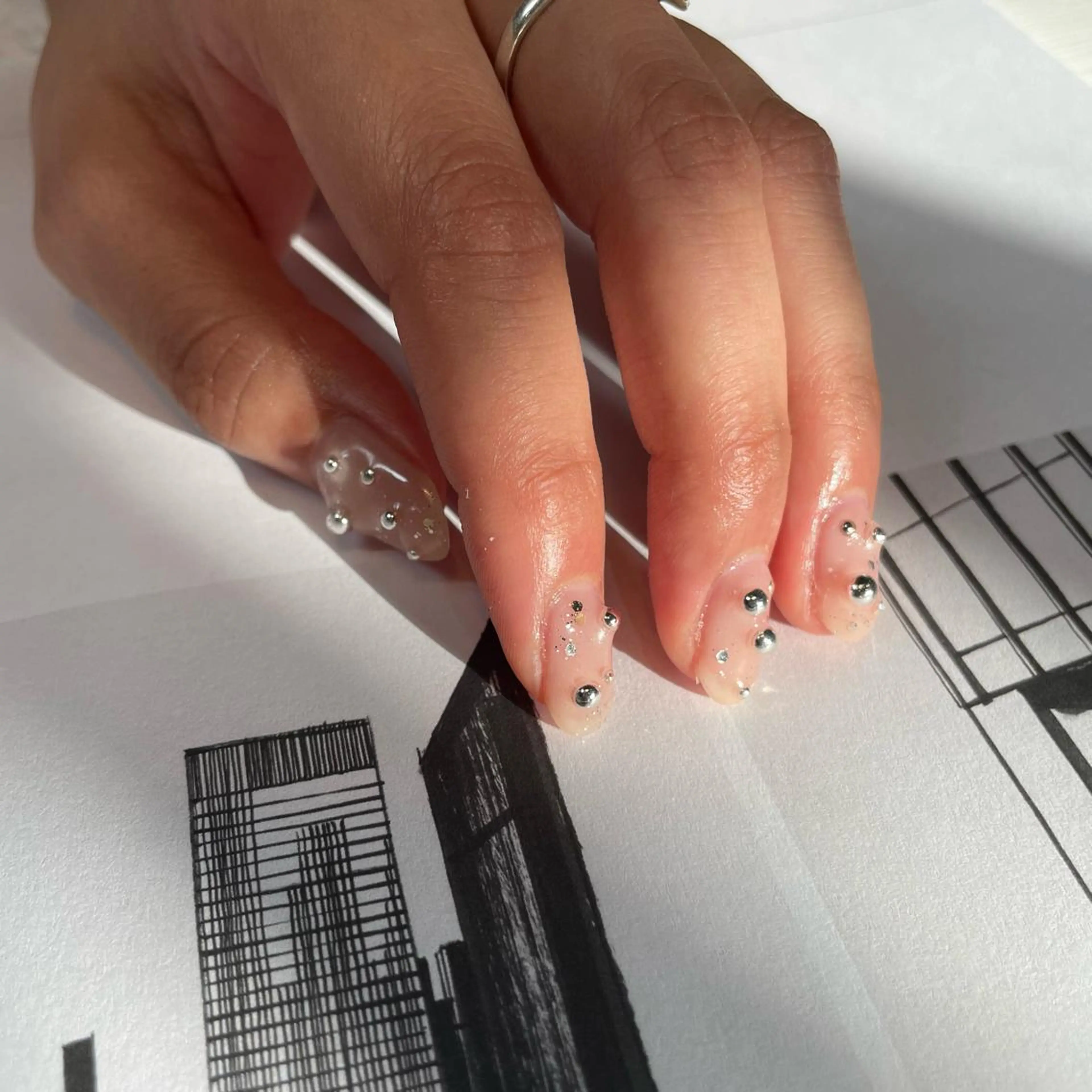 ネイル anyora nail salon所属・大人ワンホン キラキラ/Ayanoのネイルデザイン