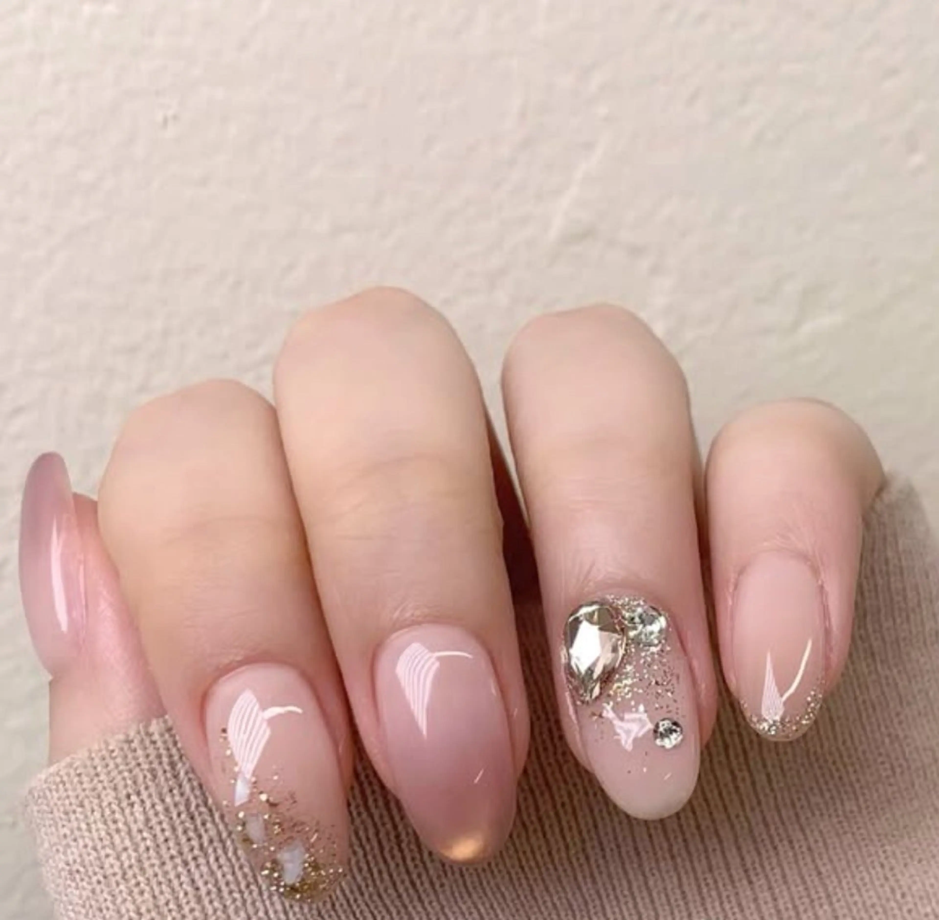 ネイル フレンチネイル ガーリー ハンドネイル Roger 舞のネイルデザイン