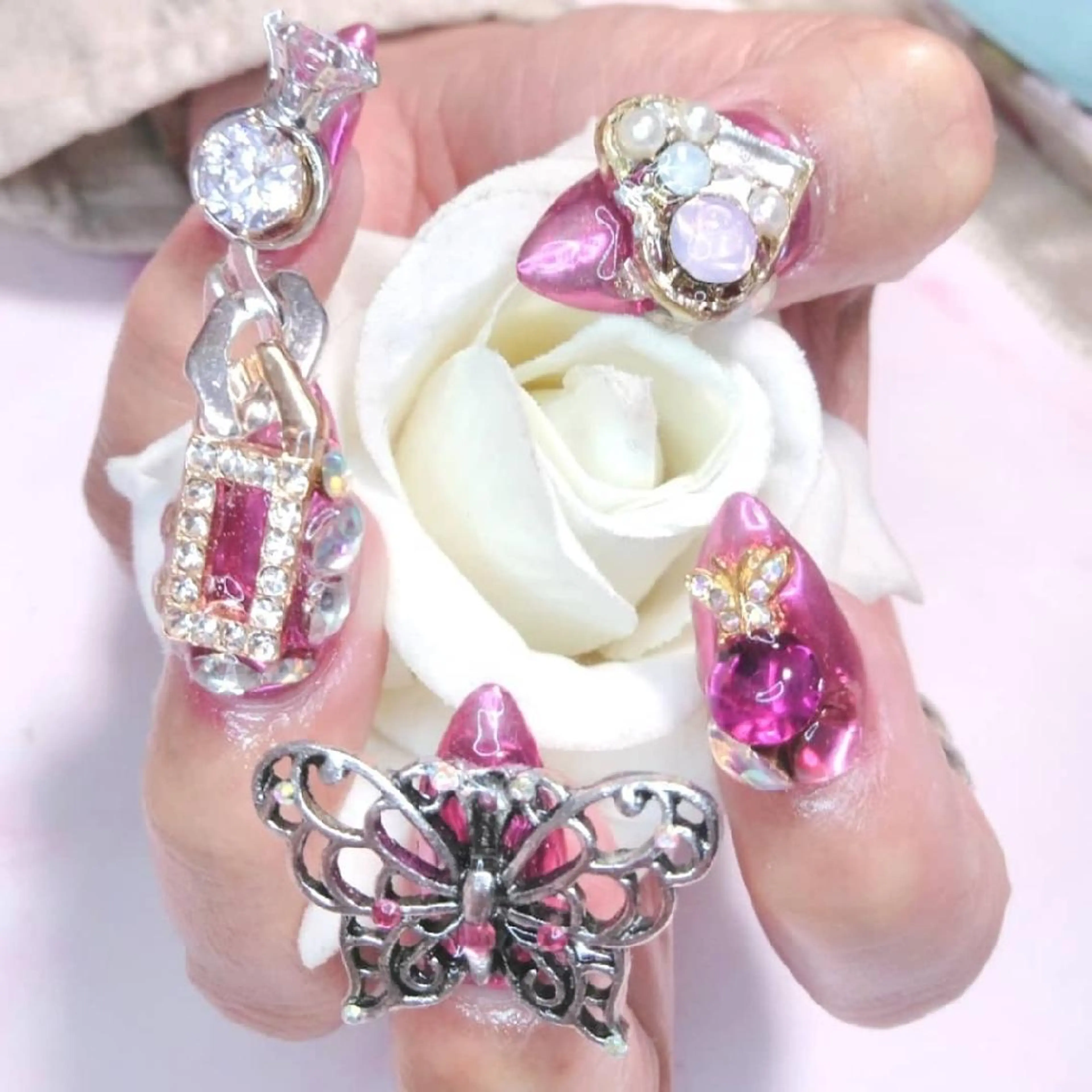 ネイル エステとネイル ローズコンフォートのネイルデザイン