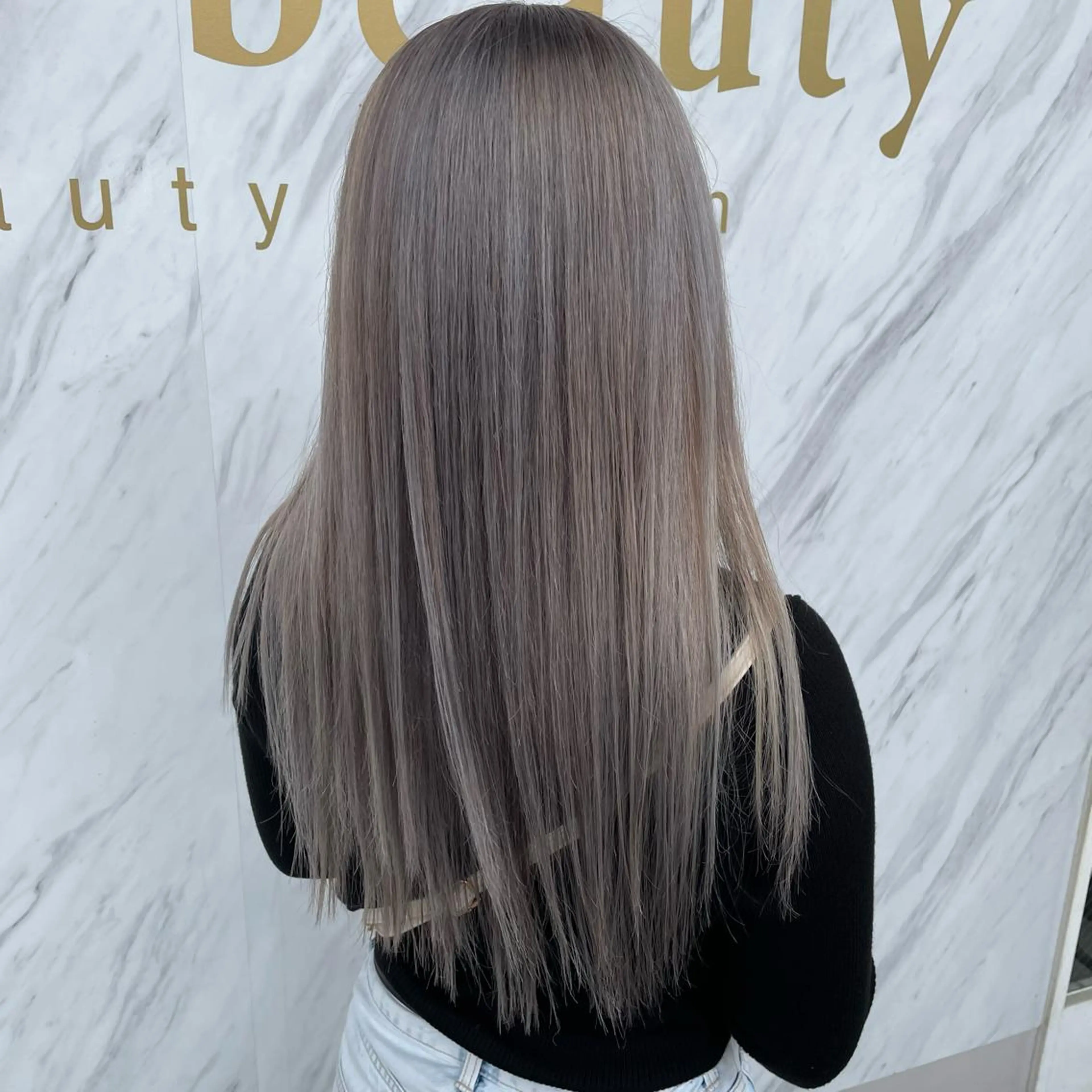 ロング カラー シルバー 小森 永のヘアスタイル