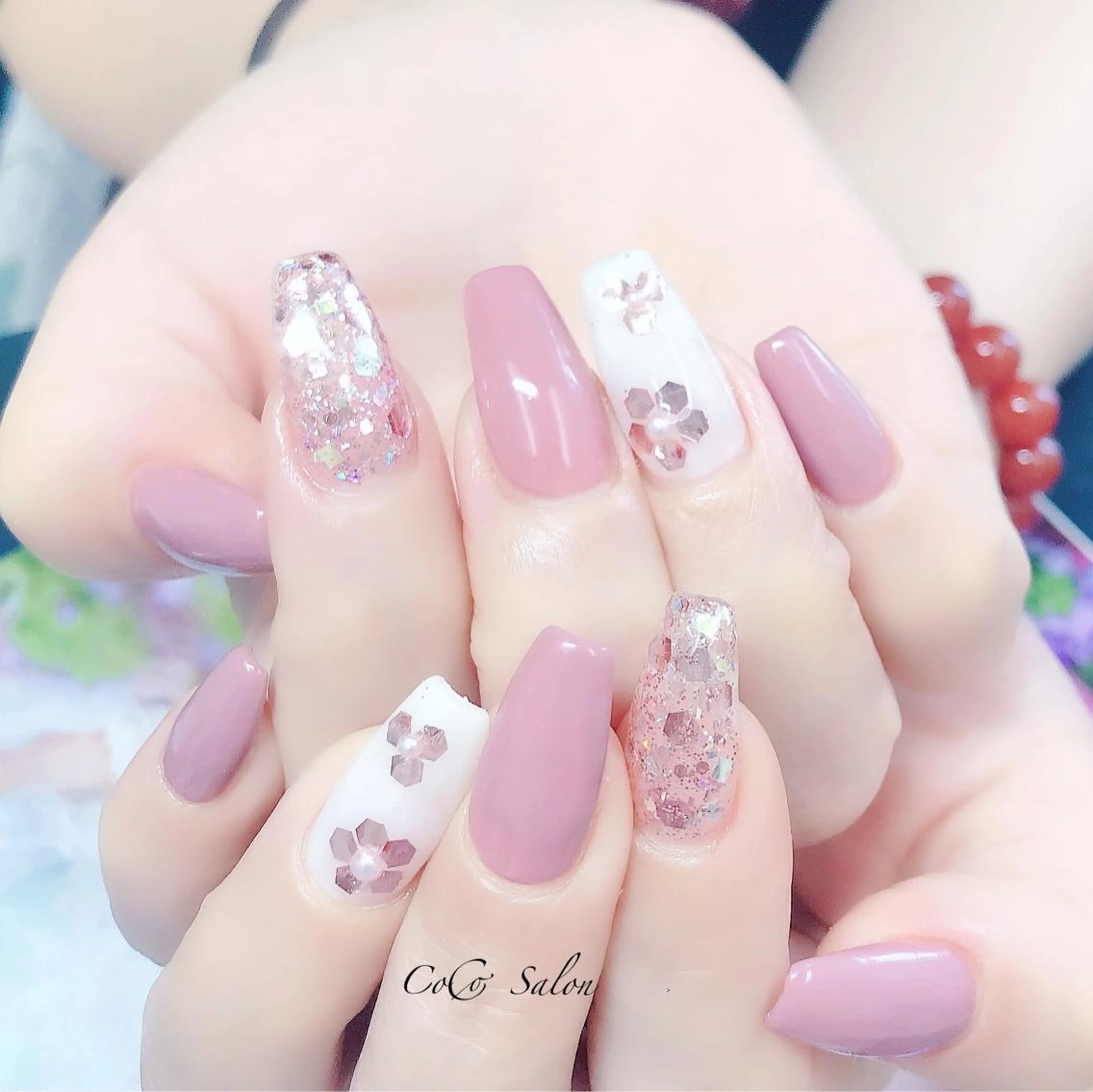 ネイル フラワーネイル ホログラムネイル キラキラネイル ワンカラーネイル ピンク CoCoSalon ネイル/まつ毛予約のネイルデザイン