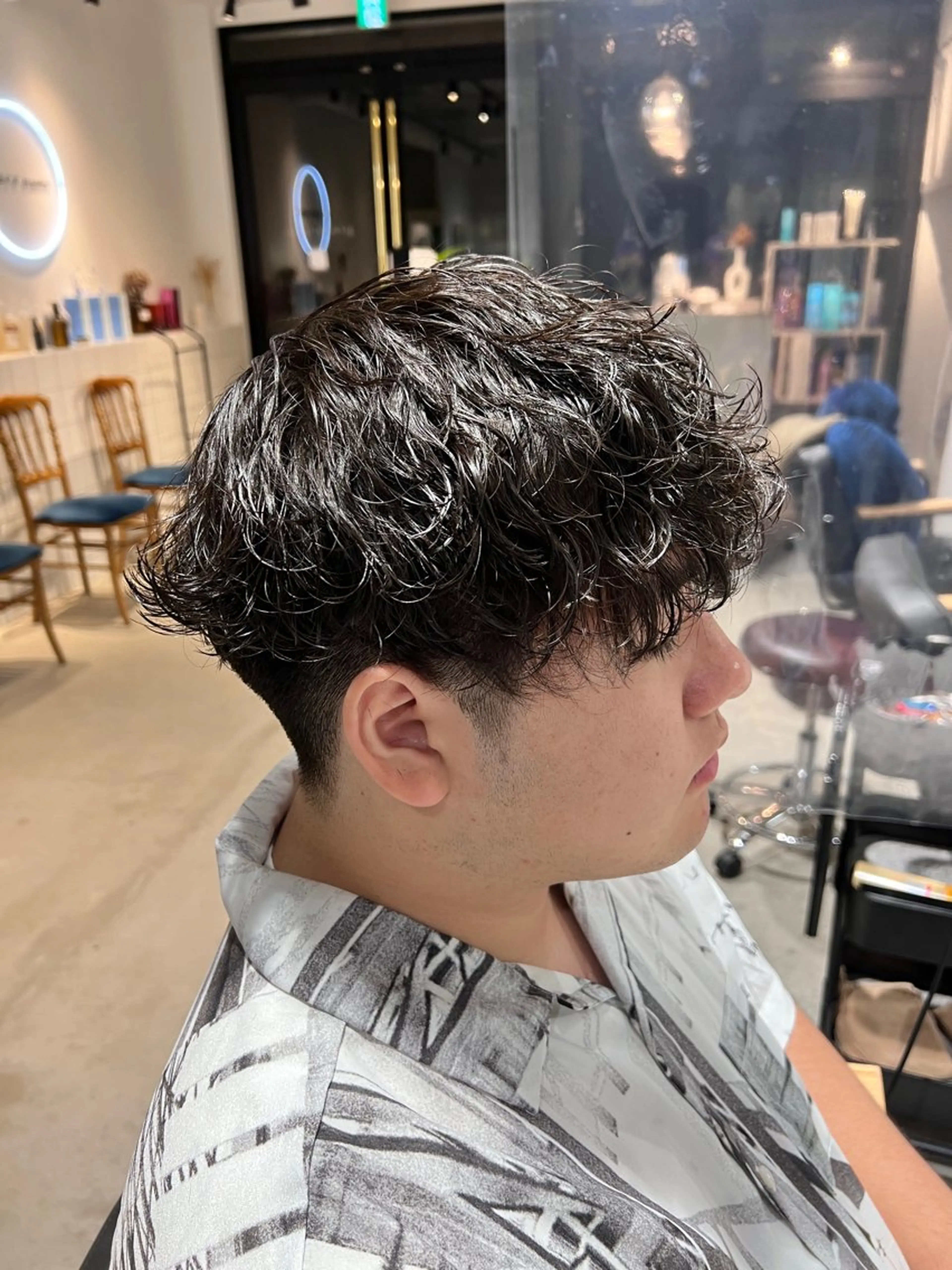 ミディアム パーマ メンズ ミディアムパーマ メンズパーマ 波巻きパーマ カット パーマ メンズカットパーマ ✂️ JOYAのヘアスタイル