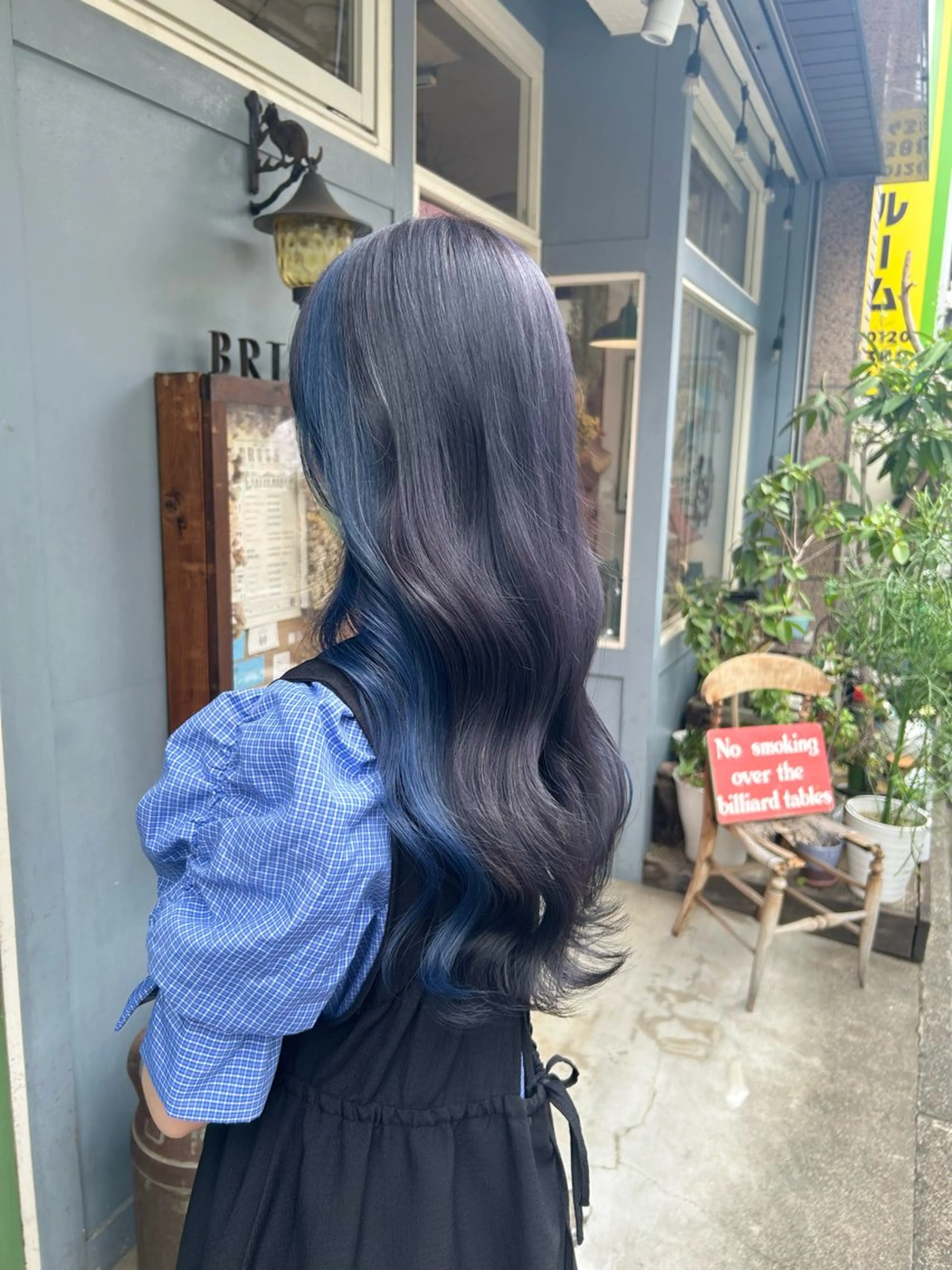 ロング カラー ブリーチ ブルーカラー ダークシルバー インナーカラー シルバー BRITS 渡辺 菜々子のヘアスタイル