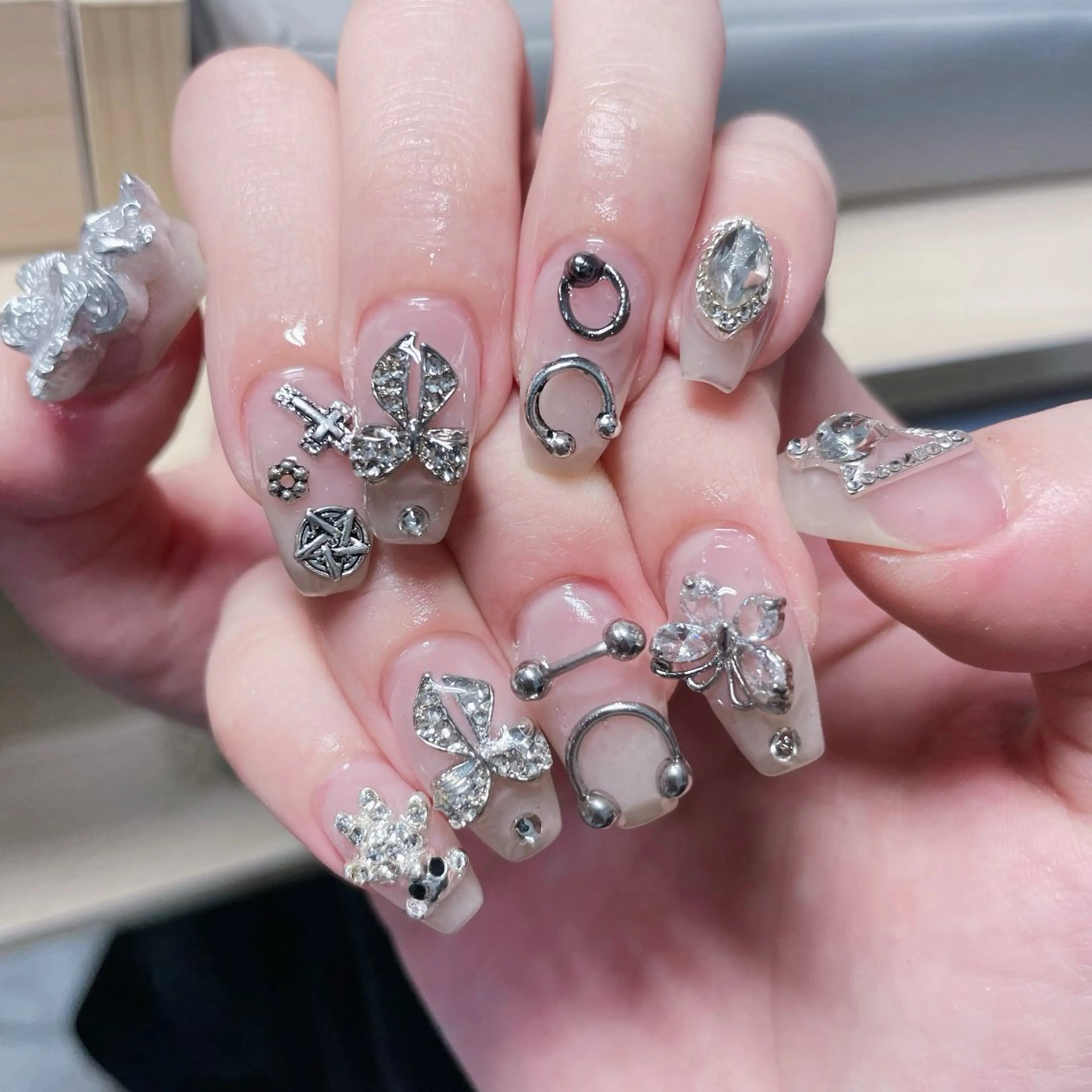 ネイル リボン シルバー ハンドネイル Ru na🍳のネイルデザイン
