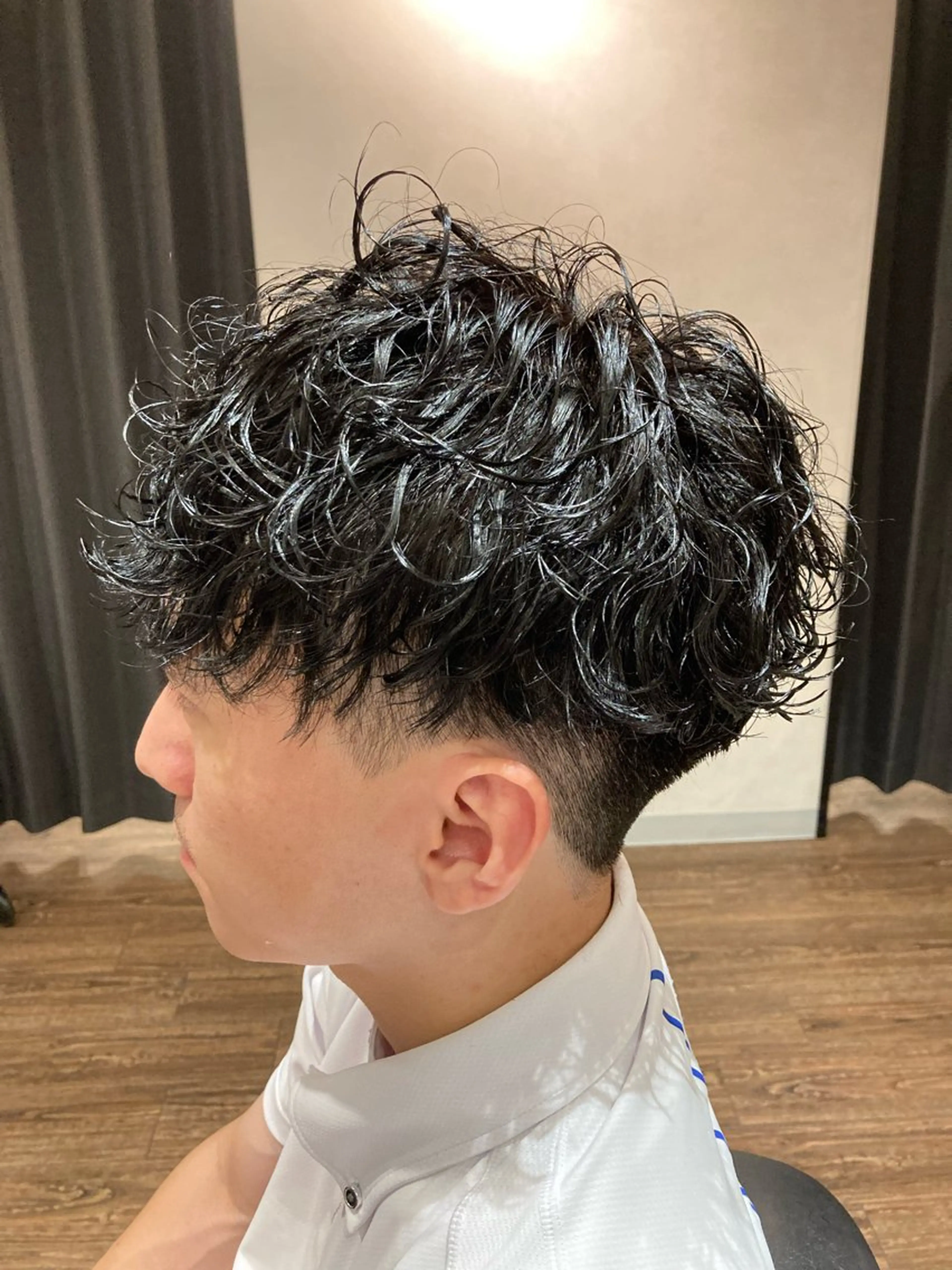 ショート パーマ メンズ センターパート フェードカット マッシュ メンズパーマ ツイストスパイラルパーマ カット パーマ 橋本 和弥のヘアスタイル