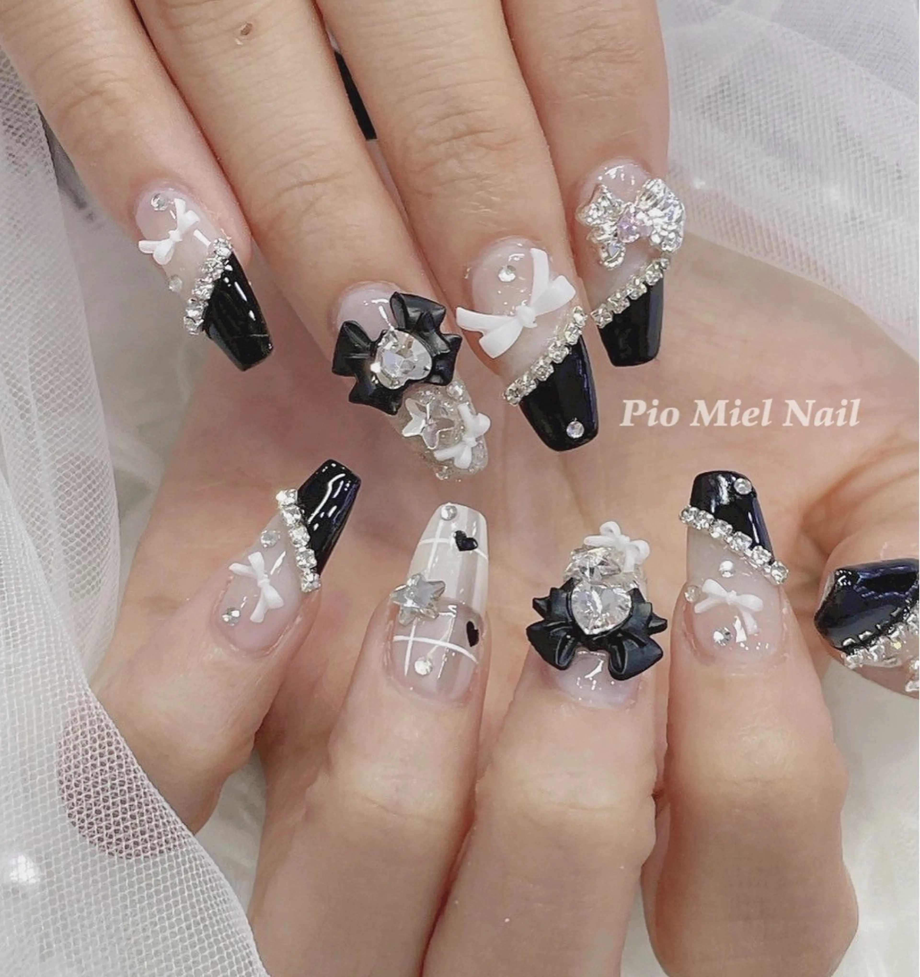 ネイル ガーリー リボン ワンホンネイル 冬ネイル ハンドネイル HANA 長さだしのネイルデザイン