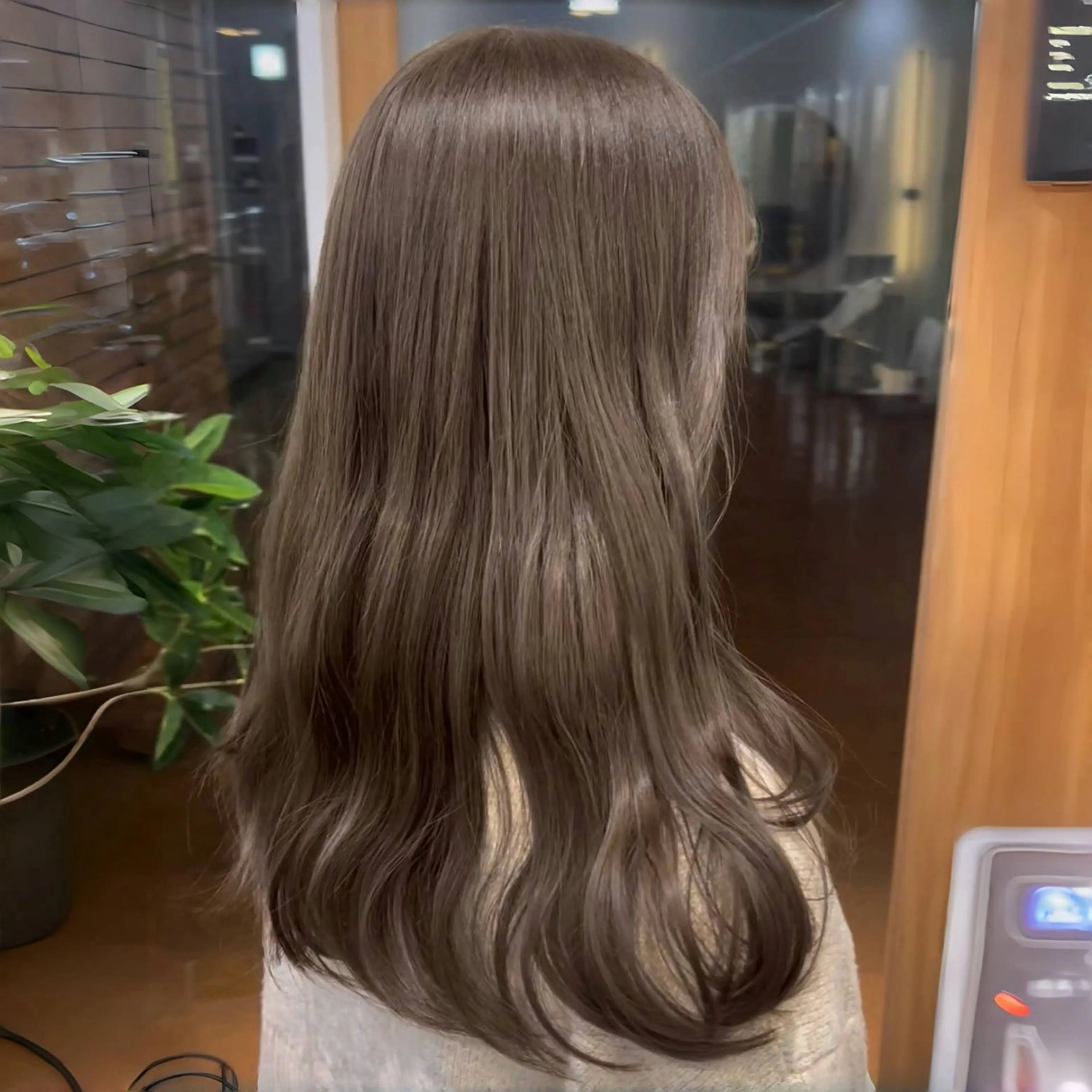 ロング カラー パーマ アッシュ アッシュグレー アッシュグレージュ ベージュカラー 黒髪 ヘアカラー トリートメント ブリーチなし/ ベージュ/akiraのヘアスタイル