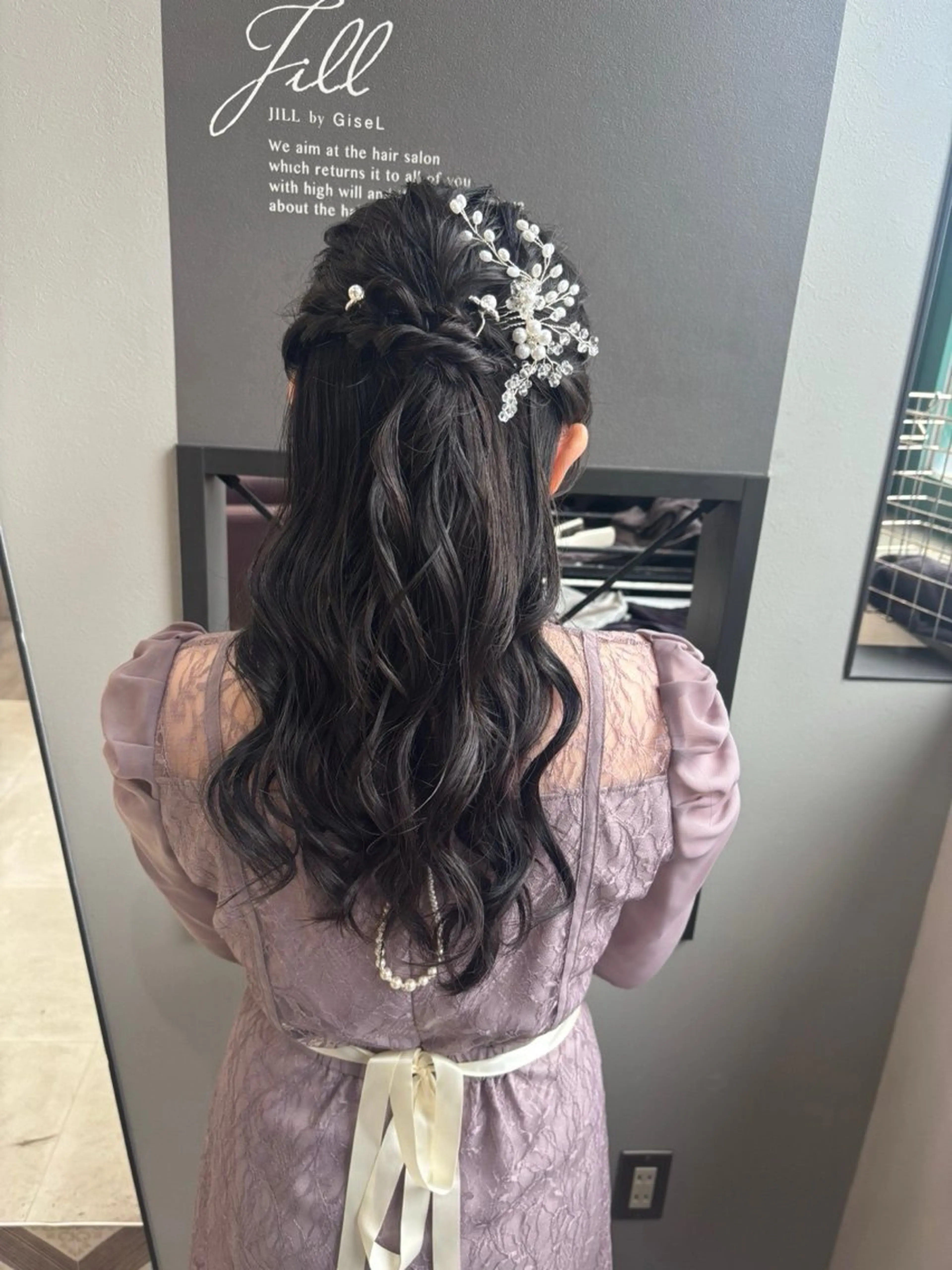 ロング 赤みなしオリーブ ハイトーン×レイヤーのヘアスタイル